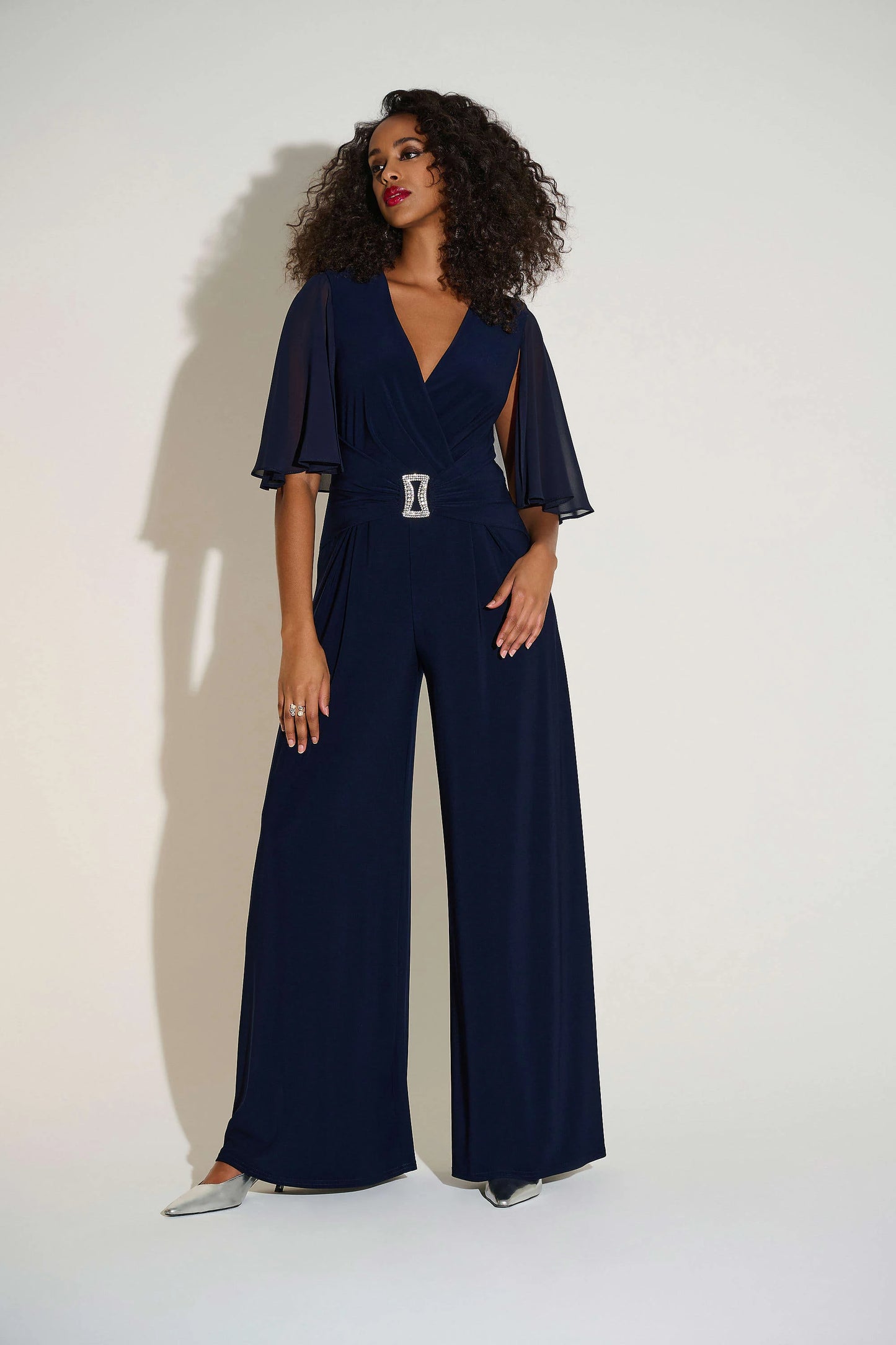 Jumpsuit raffiné avec décolleté en V et coupe flatteuse, parfait pour soirées et événements spéciaux