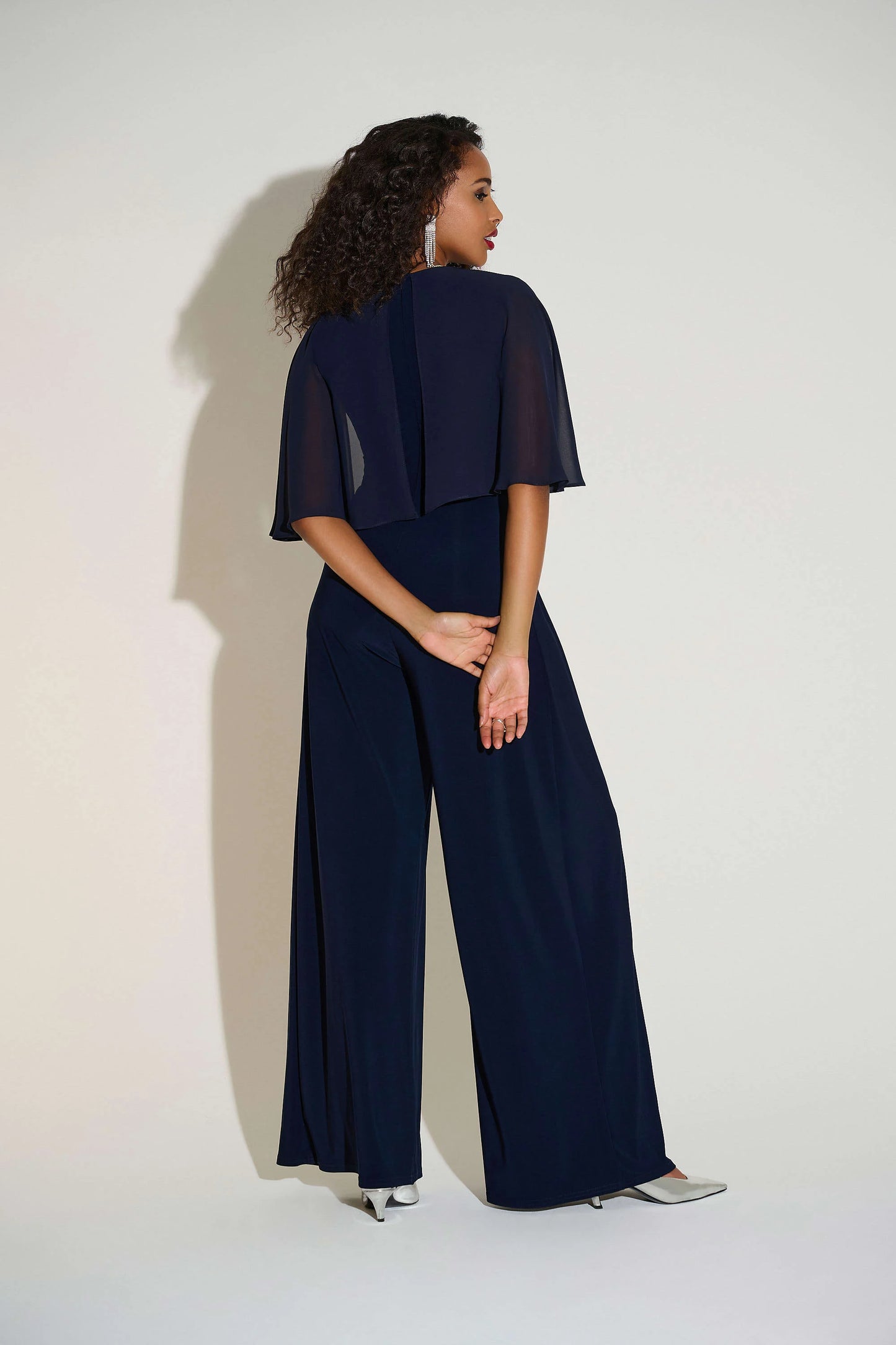 Jumpsuit élégant vue de dos avec coupe flatteuse et décolleté en V audacieux, idéal pour soirées et événements spéciaux