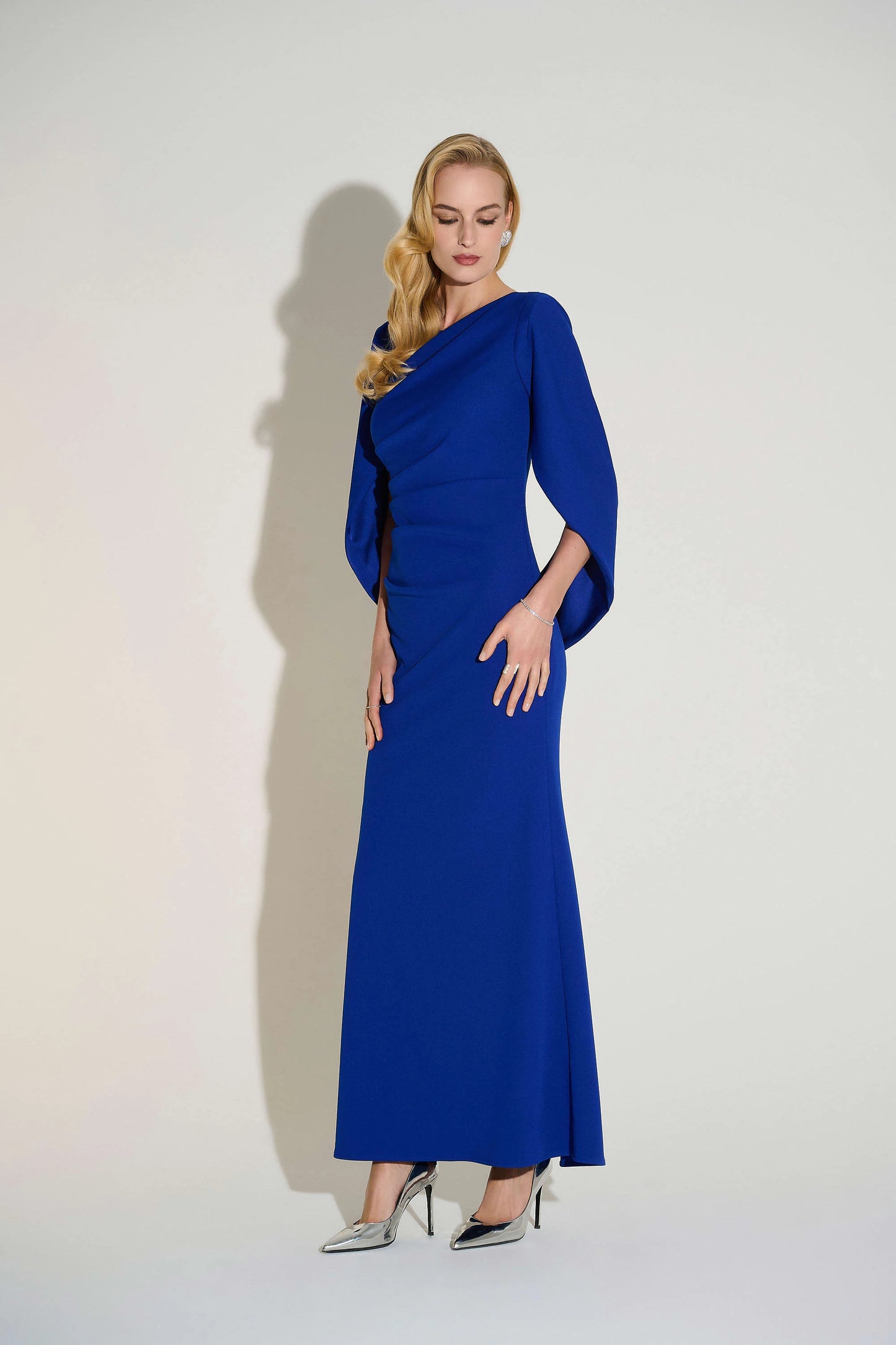 Robe longue trompette élégante avec corsage drapé, manches plissées fluides et silhouette féminine, idéale pour grandes occasions