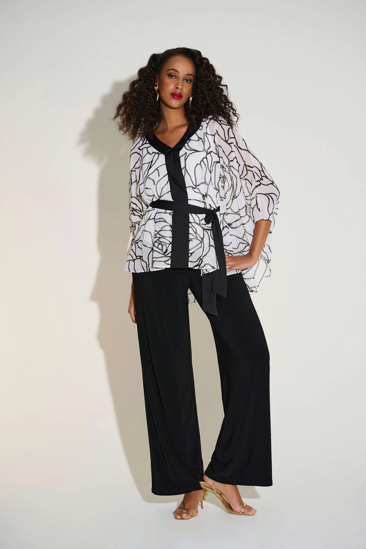Haut en chiffon blanc crème avec imprimé de grandes roses fil doré et ceinture noire au centre