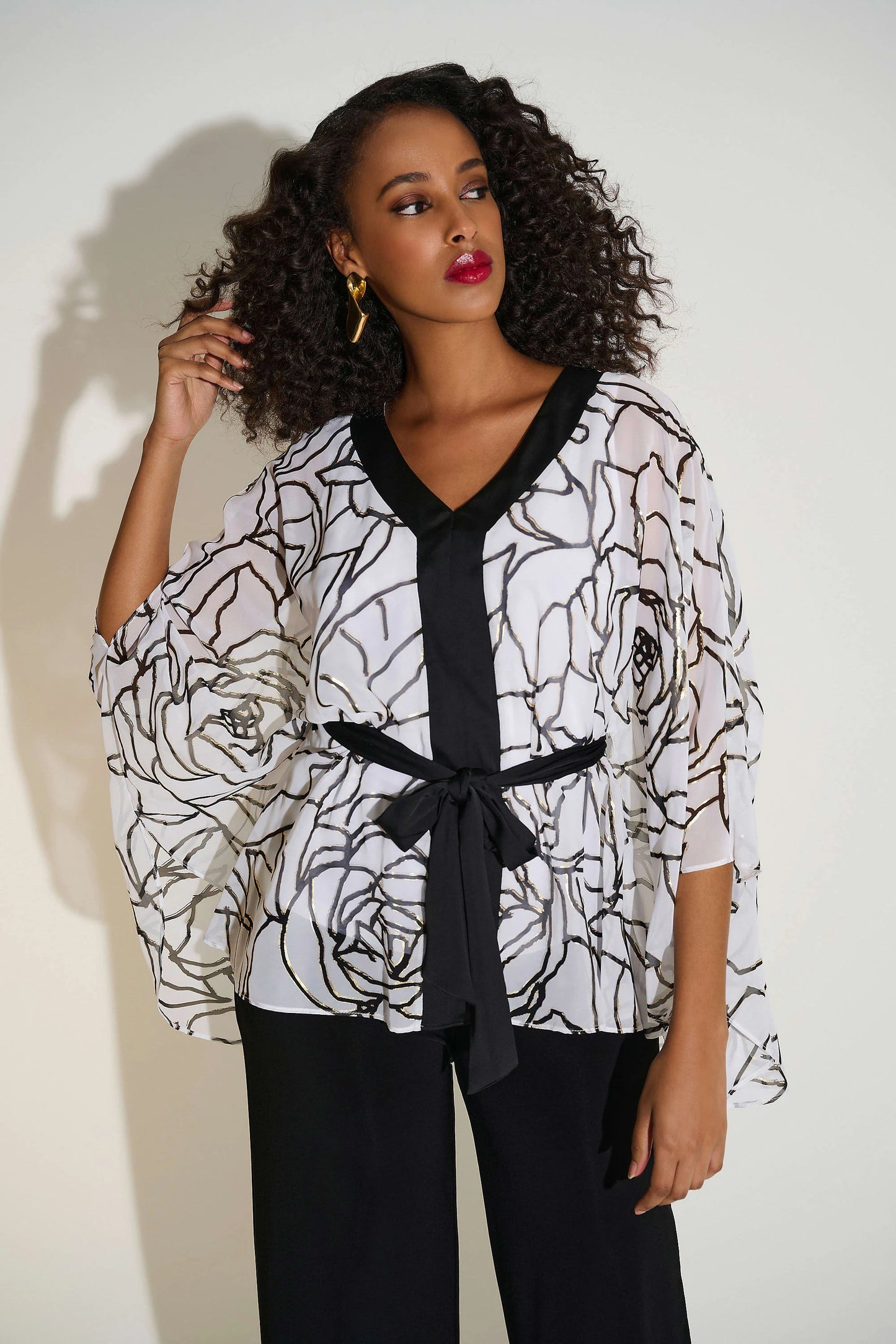 Haut en chiffon blanc crème avec imprimé de grandes roses et fil doré
