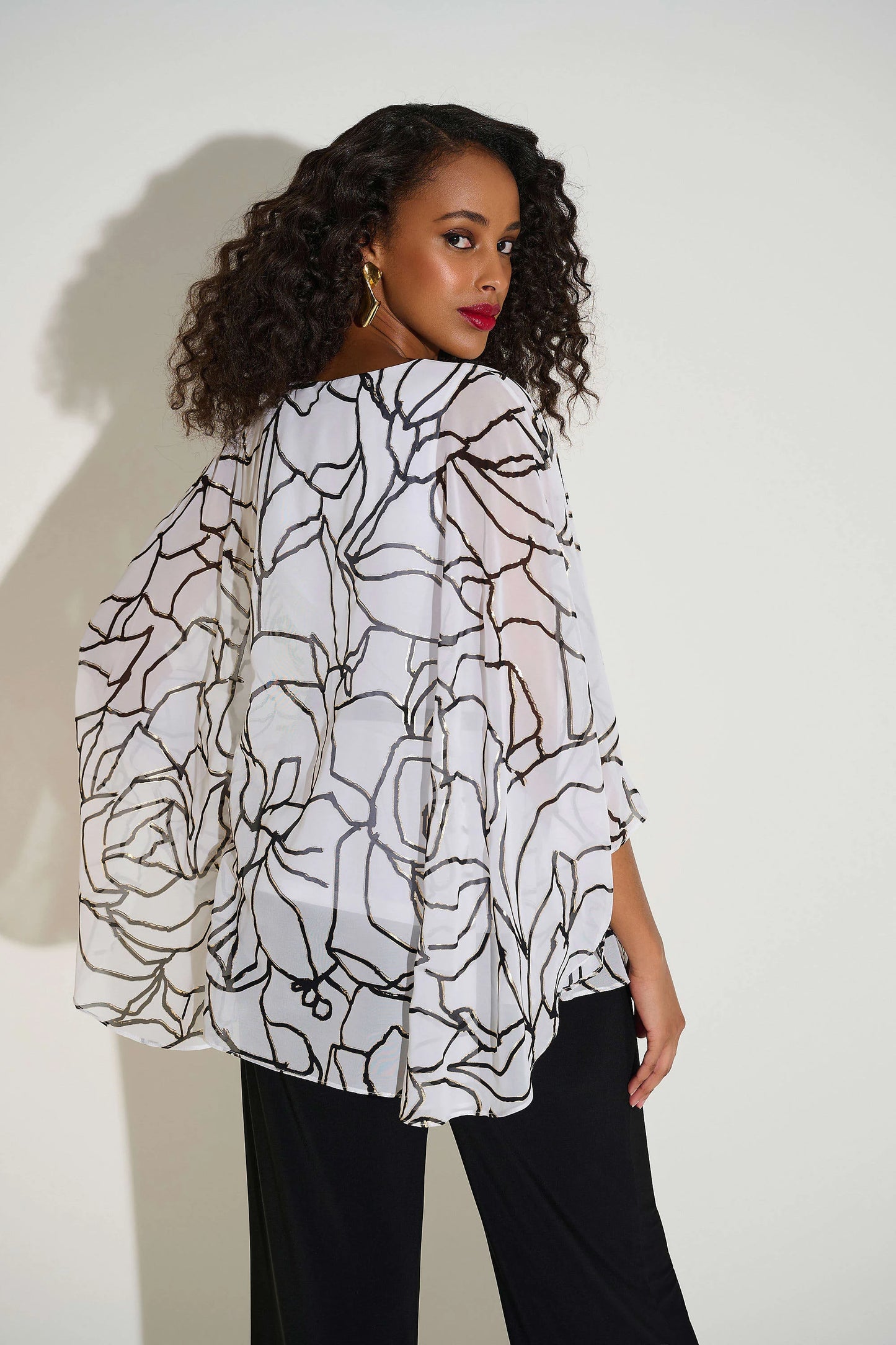 Haut en chiffon blanc crème vu de dos avec imprimé de grandes roses et fil doré
