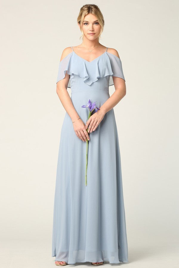 Robe longue de soirée avec décolleté en V à volants, fines bretelles et manches courtes tombantes sur les épaules, coupe fluide.