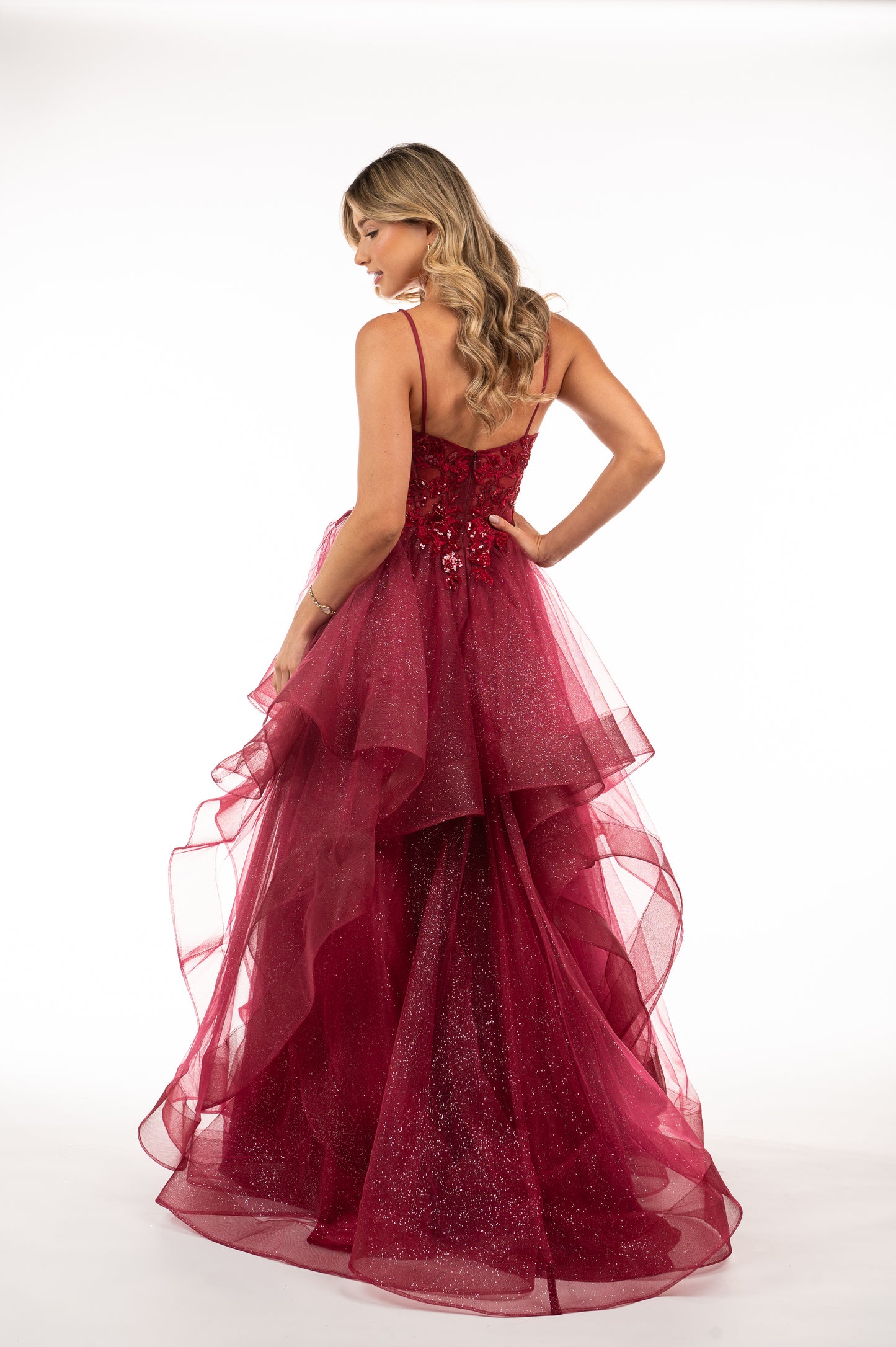 Robe de bal bourgogne vue de dos avec lacet et jupe en tulle à paillettes argentées