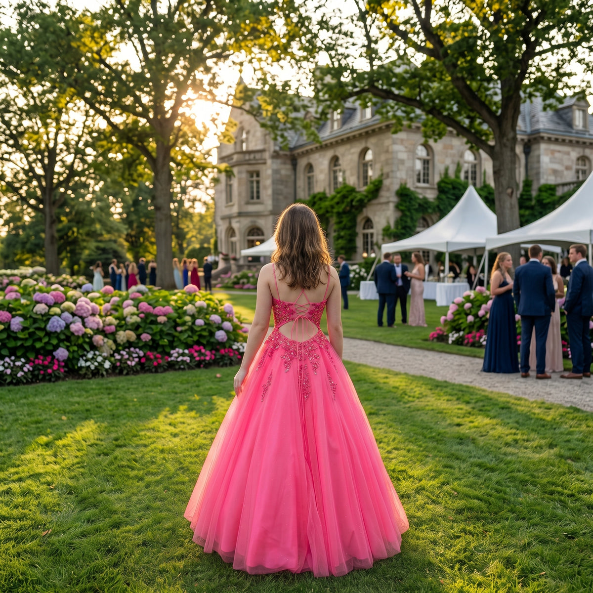 Robe de bal dos nu avec laçage croisé style corset et broderies étincelantes sur jupe en tulle