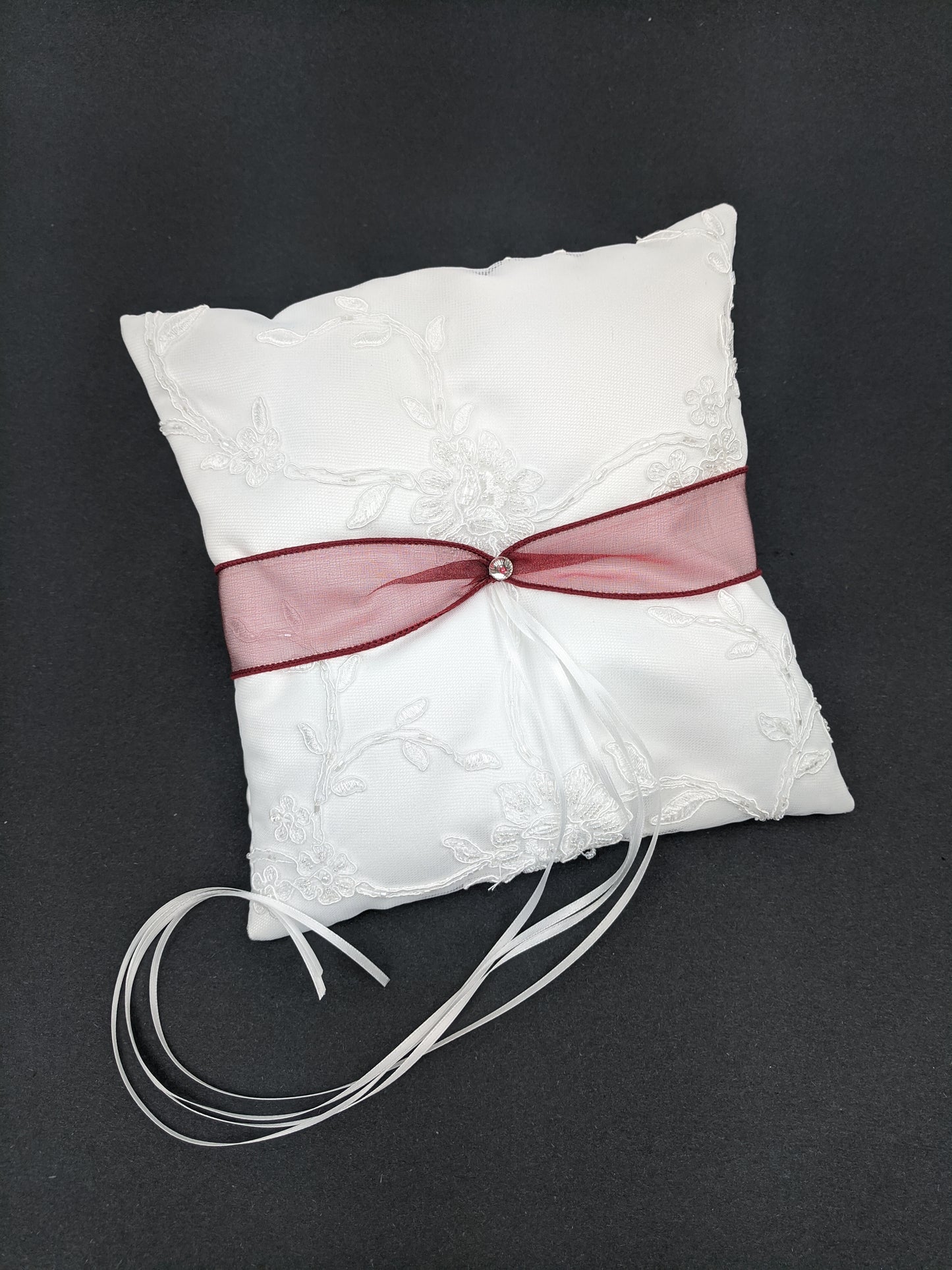071A Coussin d'alliances blanc et bourgogne
