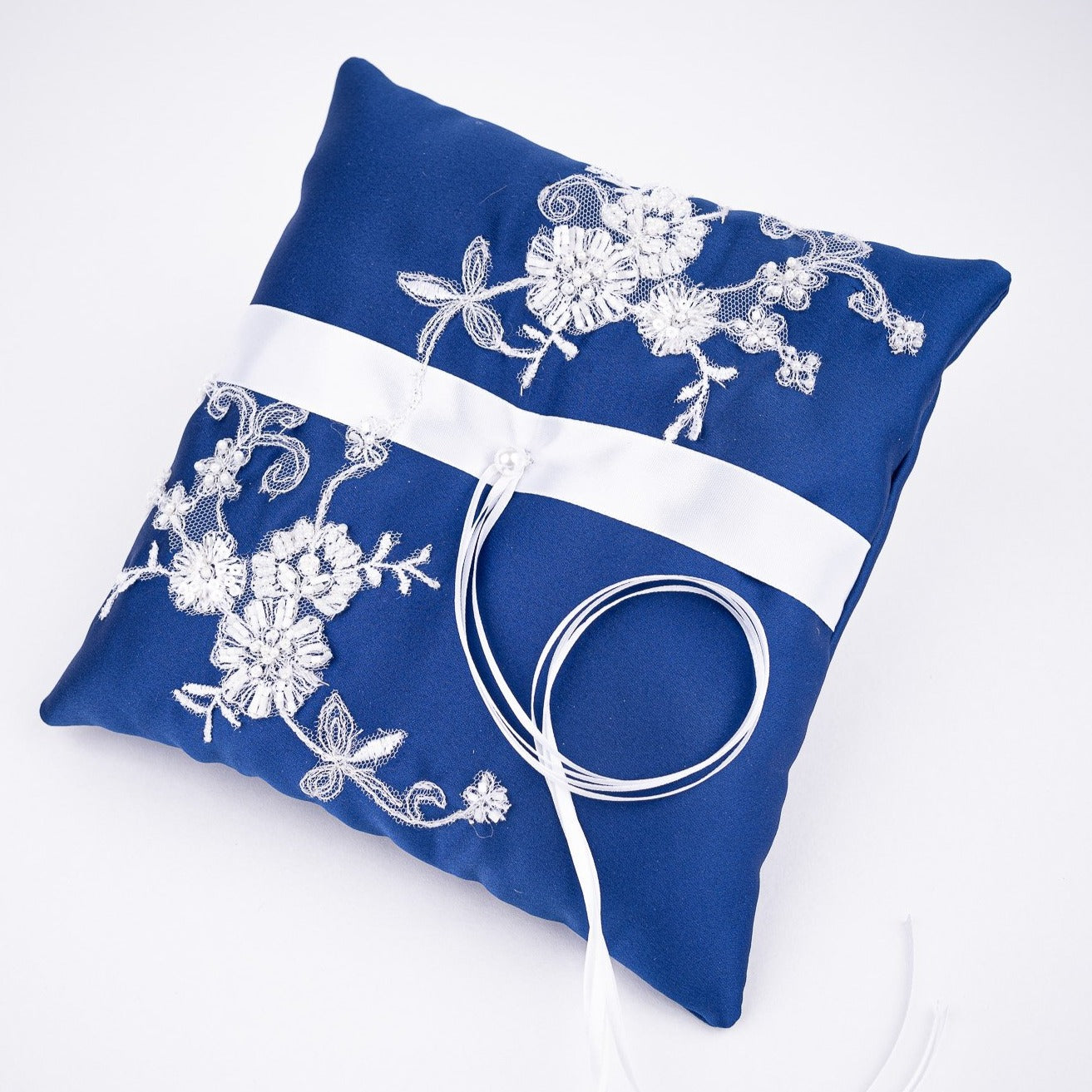 005C Coussin d'alliances bleu royal avec appliqués de dentelle blanche