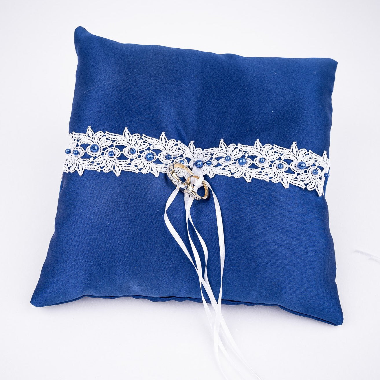 007A Coussin d'alliances bleu royal avec dentelle blanche