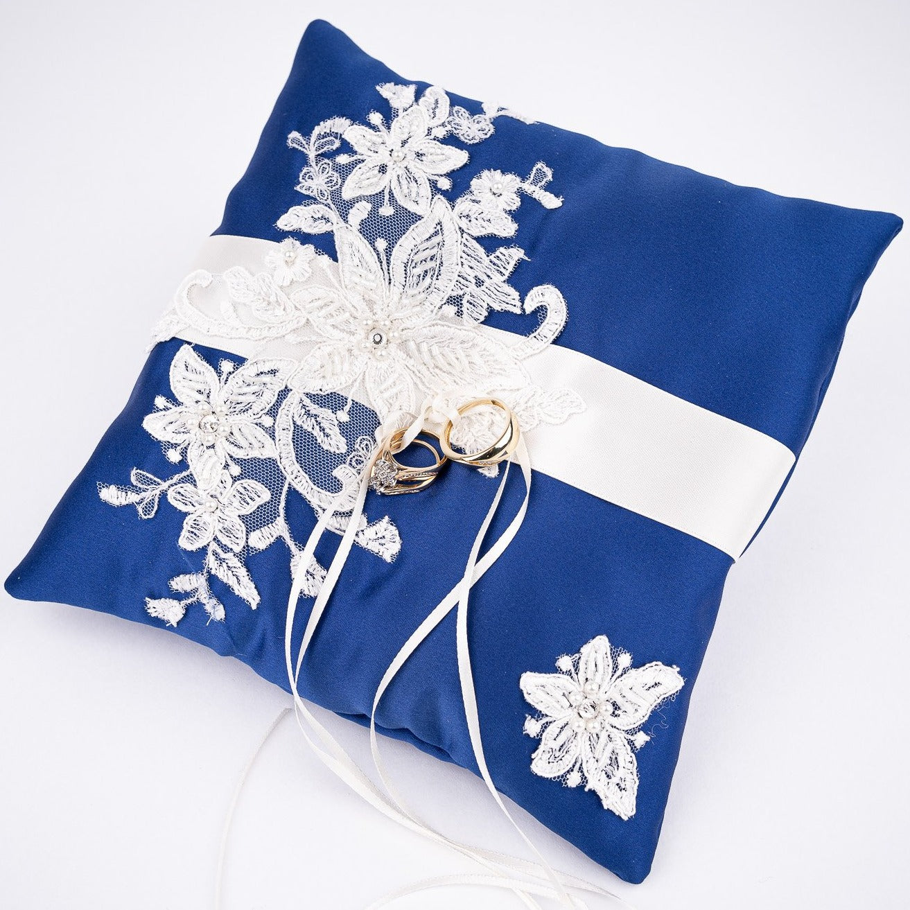 008A Coussin d'alliances bleu royal avec dentelle ivoire