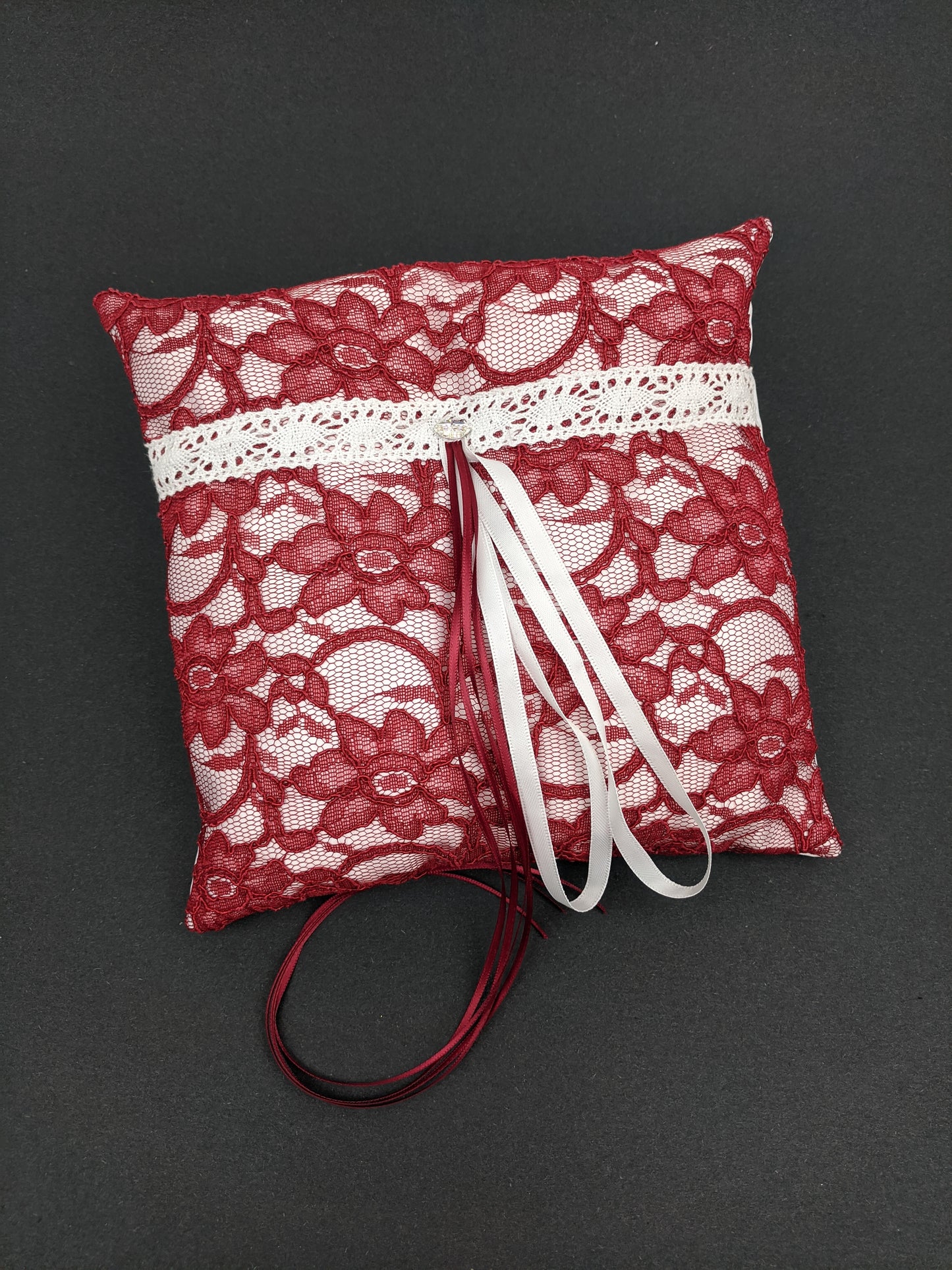 057A Coussin d'alliances blanc avec dentelle bourgogne