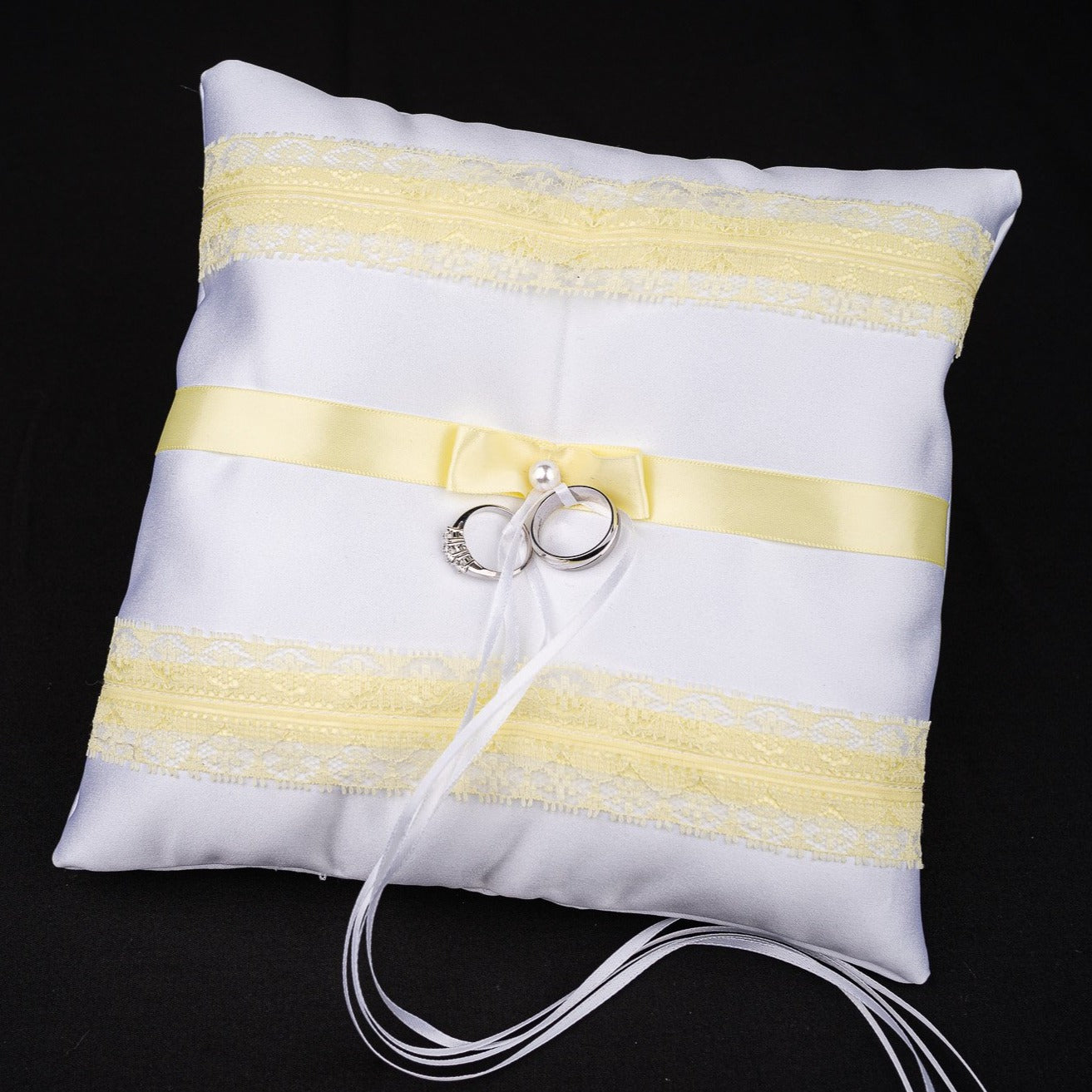 011A Coussin d'alliances blanc avec ruban jaune