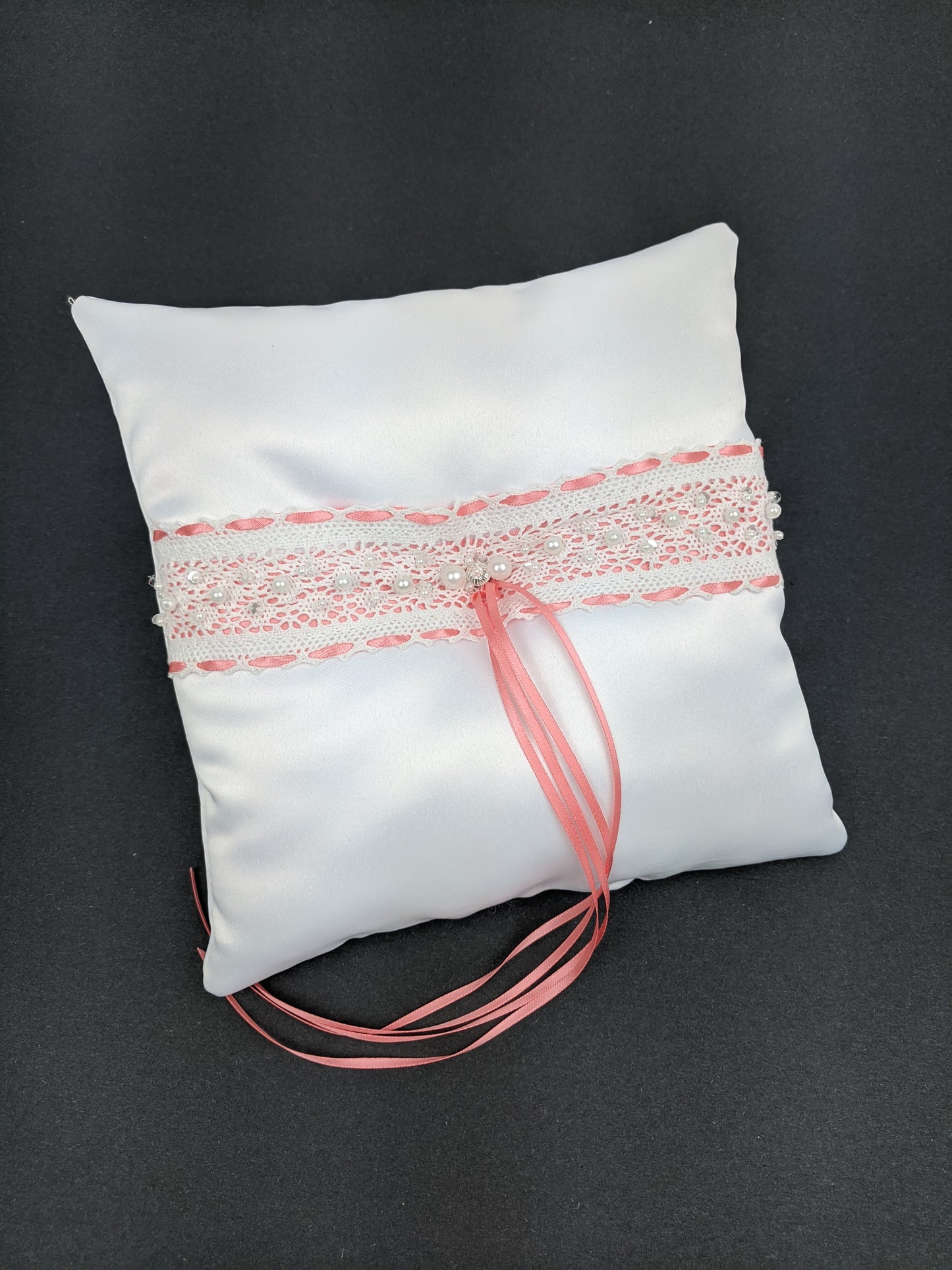 014A Coussin d'alliances blanc et corail