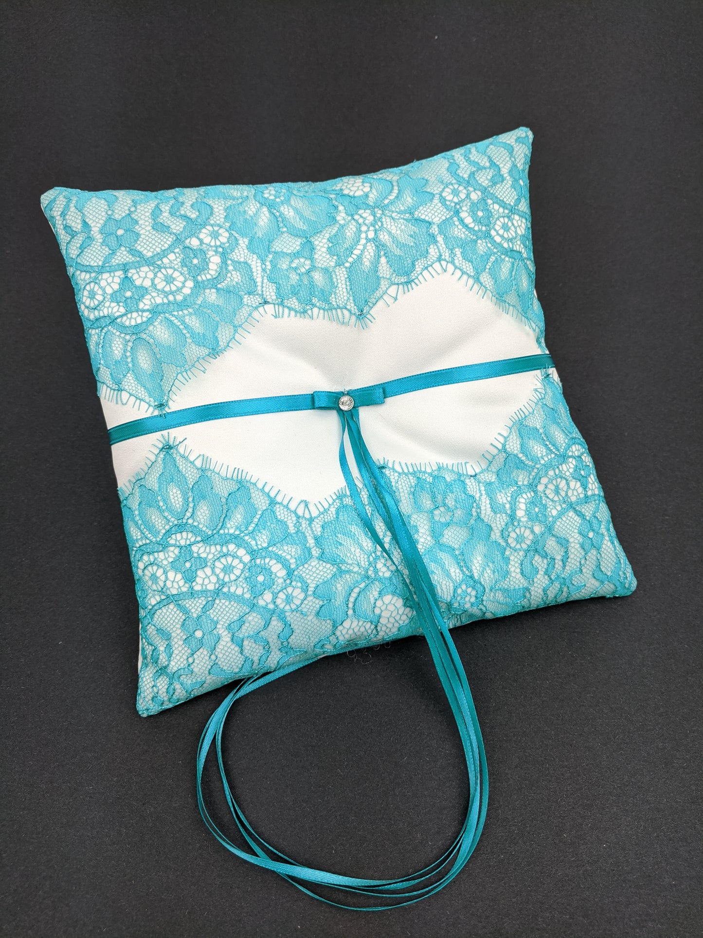 028A Coussin d'alliances blanc avec dentelle turquoise