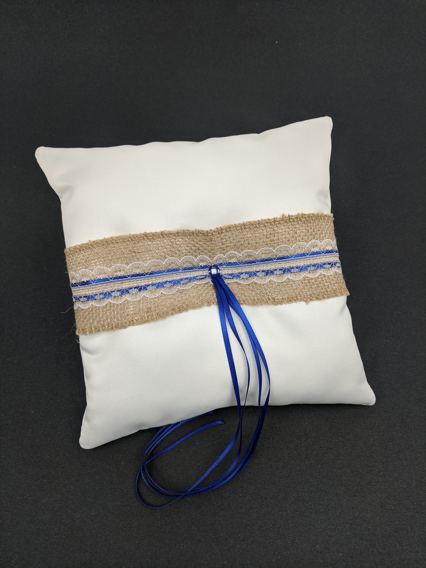 049A Coussin d'alliances blanc avec jute et ruban royal
