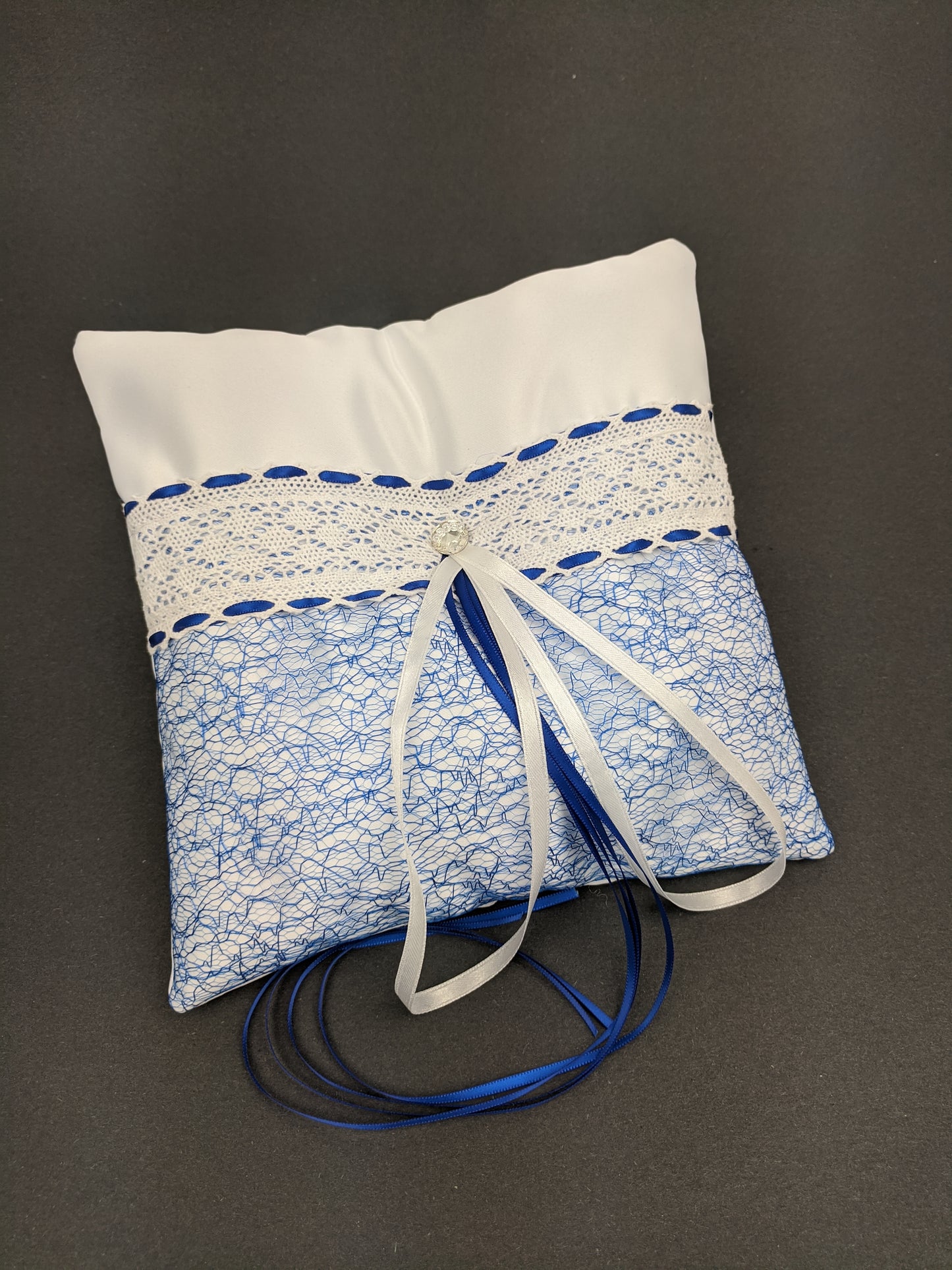 043A Coussin d'alliances blanc avec dentelle royal