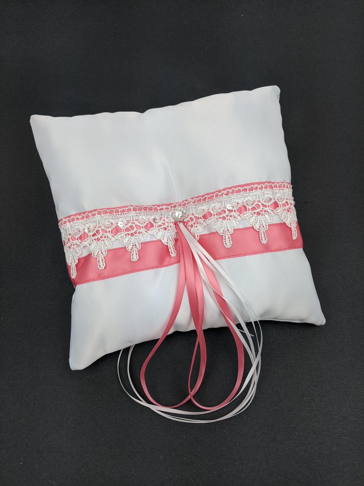 054A Coussin d'alliances blanc avec ruban vieux rose