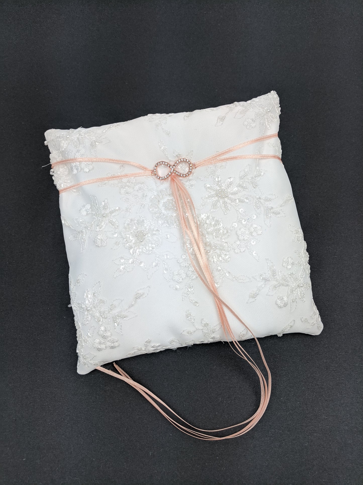 Coussin d'alliances ivoire et ruban rose gold