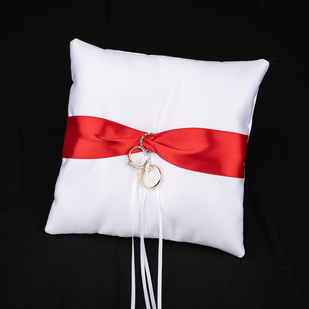 026C Coussin d'alliances blanc avec ruban rouge