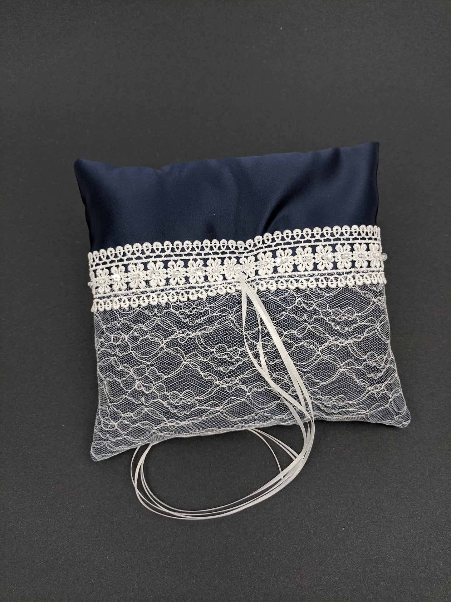 004A Coussin d'alliances marine avec dentelle blanche