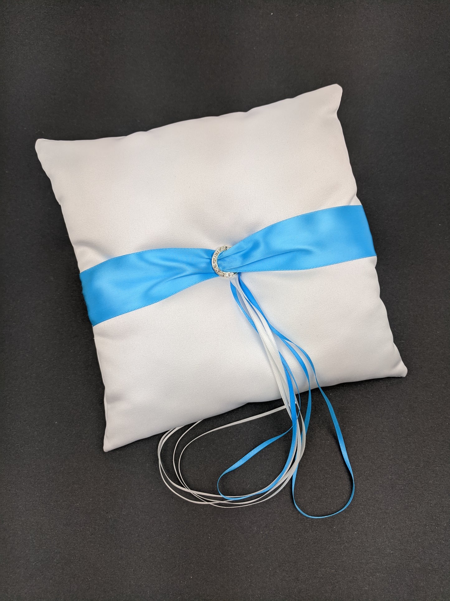 069A Coussin d'alliances blanc avec ruban bleu ciel