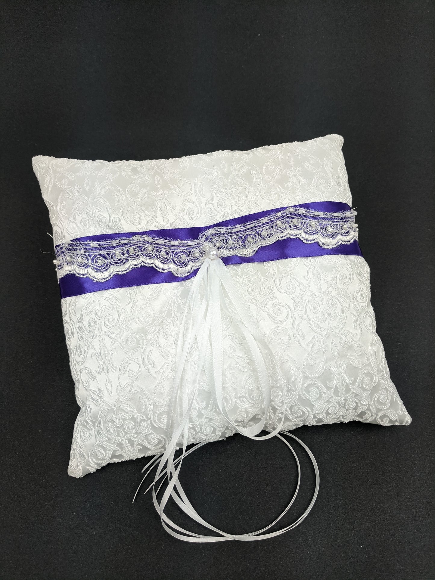 055A Coussin d'alliances en dentelle blanche avec ruban violet