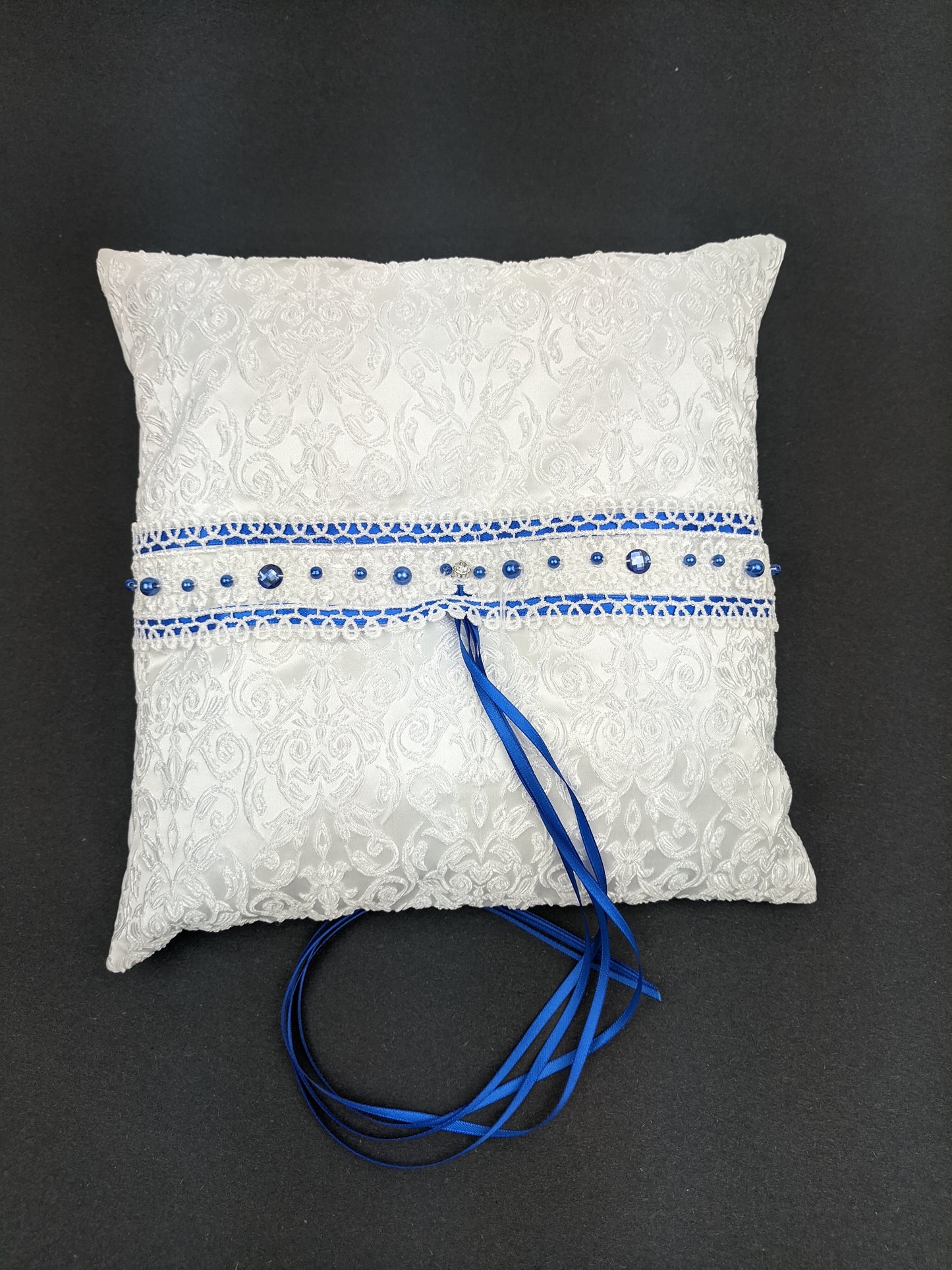 009A Coussin d'alliances en dentelle blanche avec accent royal