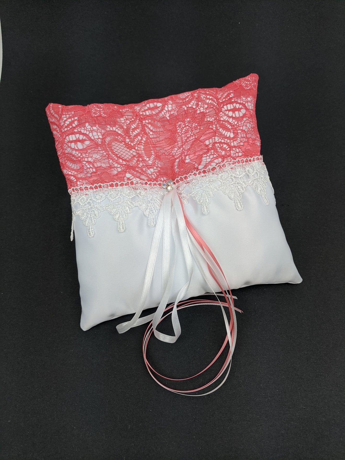045A Coussin d'alliances blanc avec dentelle corail