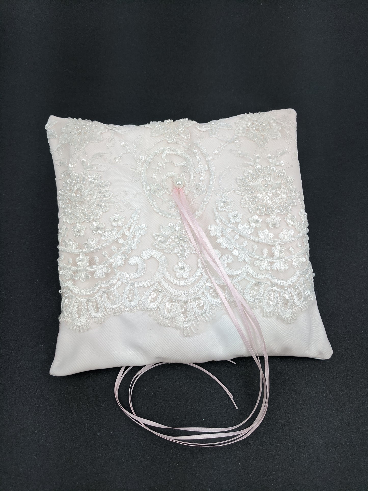 018A Coussin d'alliances en dentelle rosé