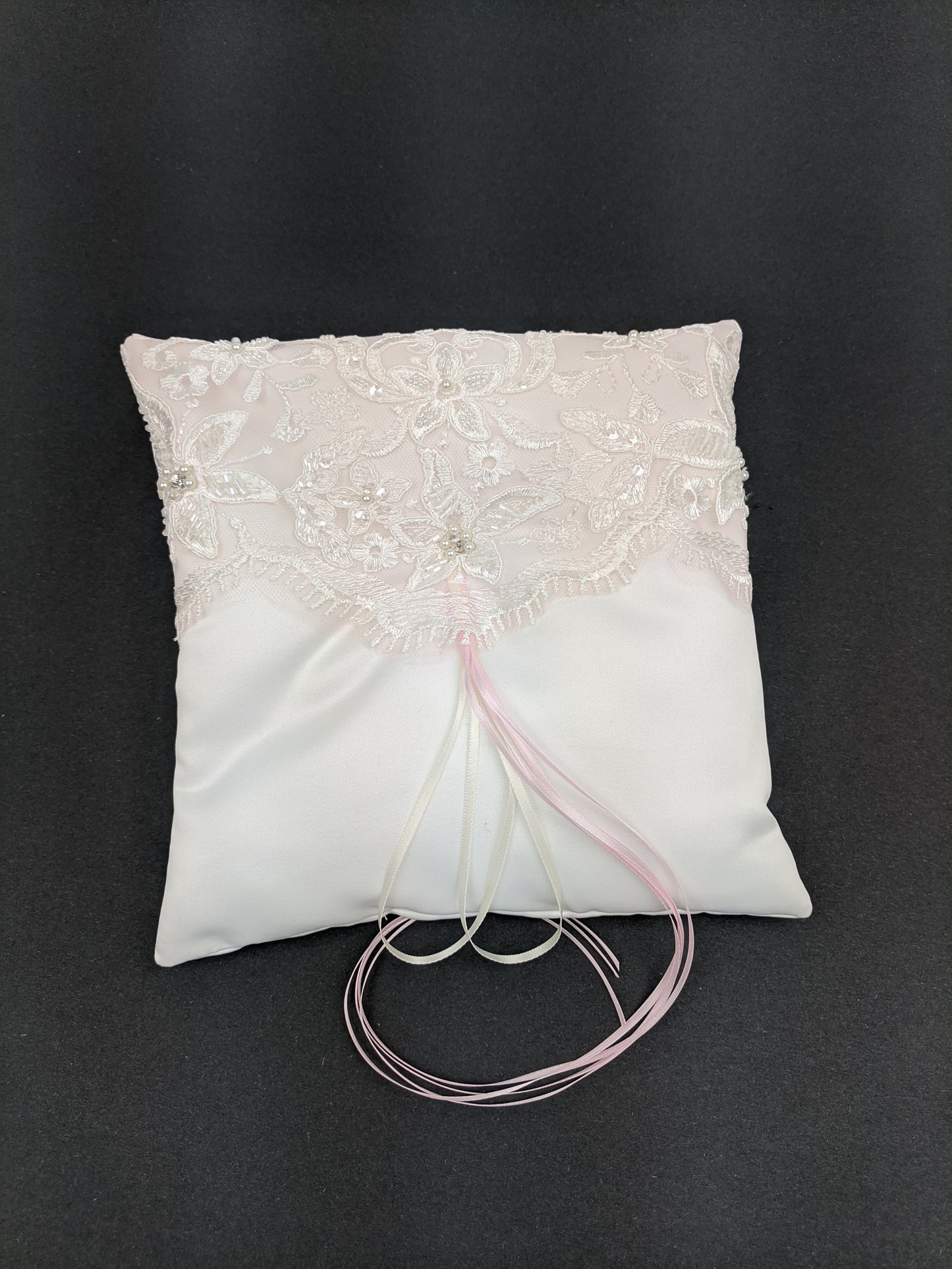 048A Coussin d'alliances dentelle rosé au haut