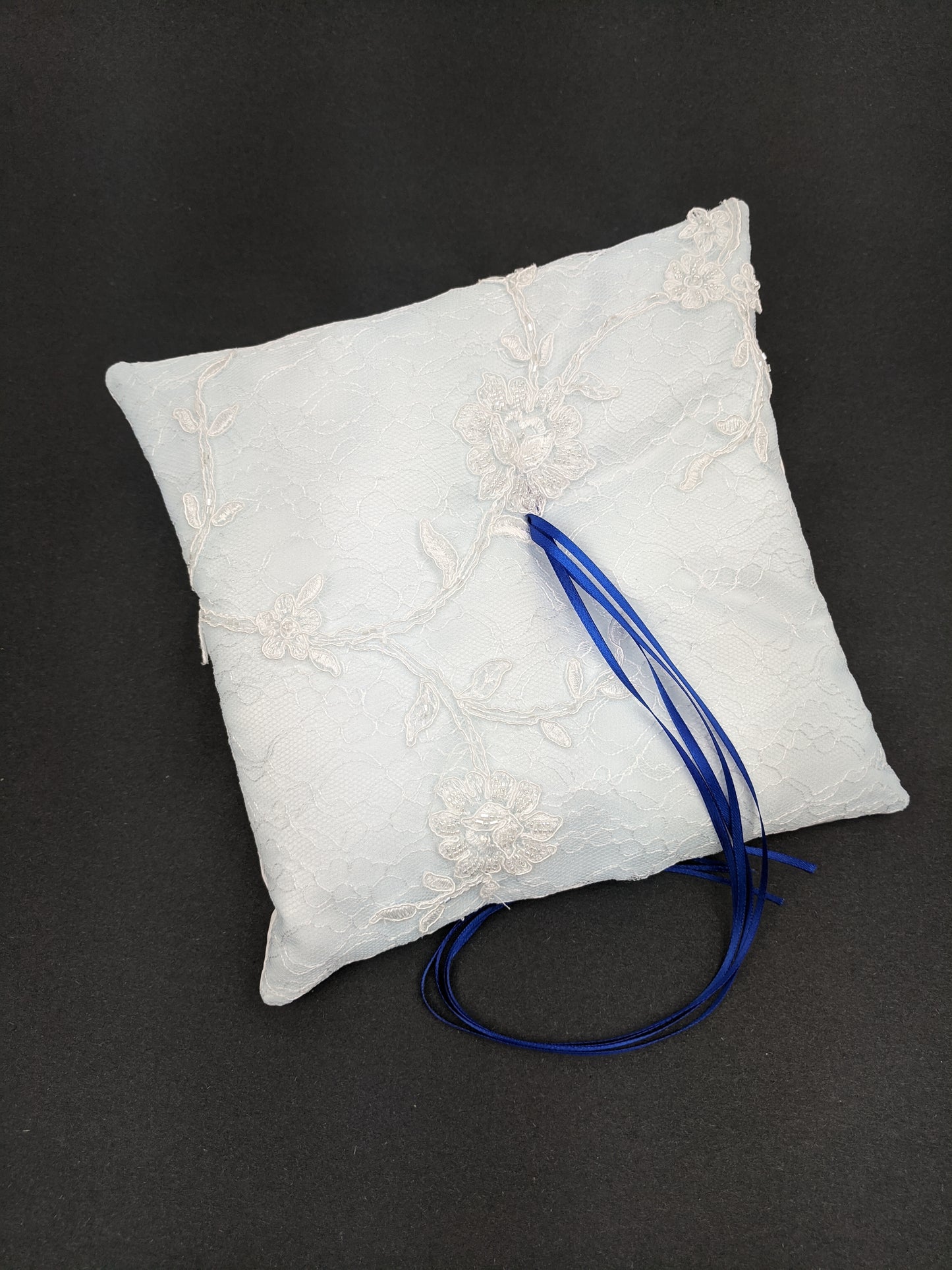 051A Coussin d'alliances dentelle blanche et accent royal
