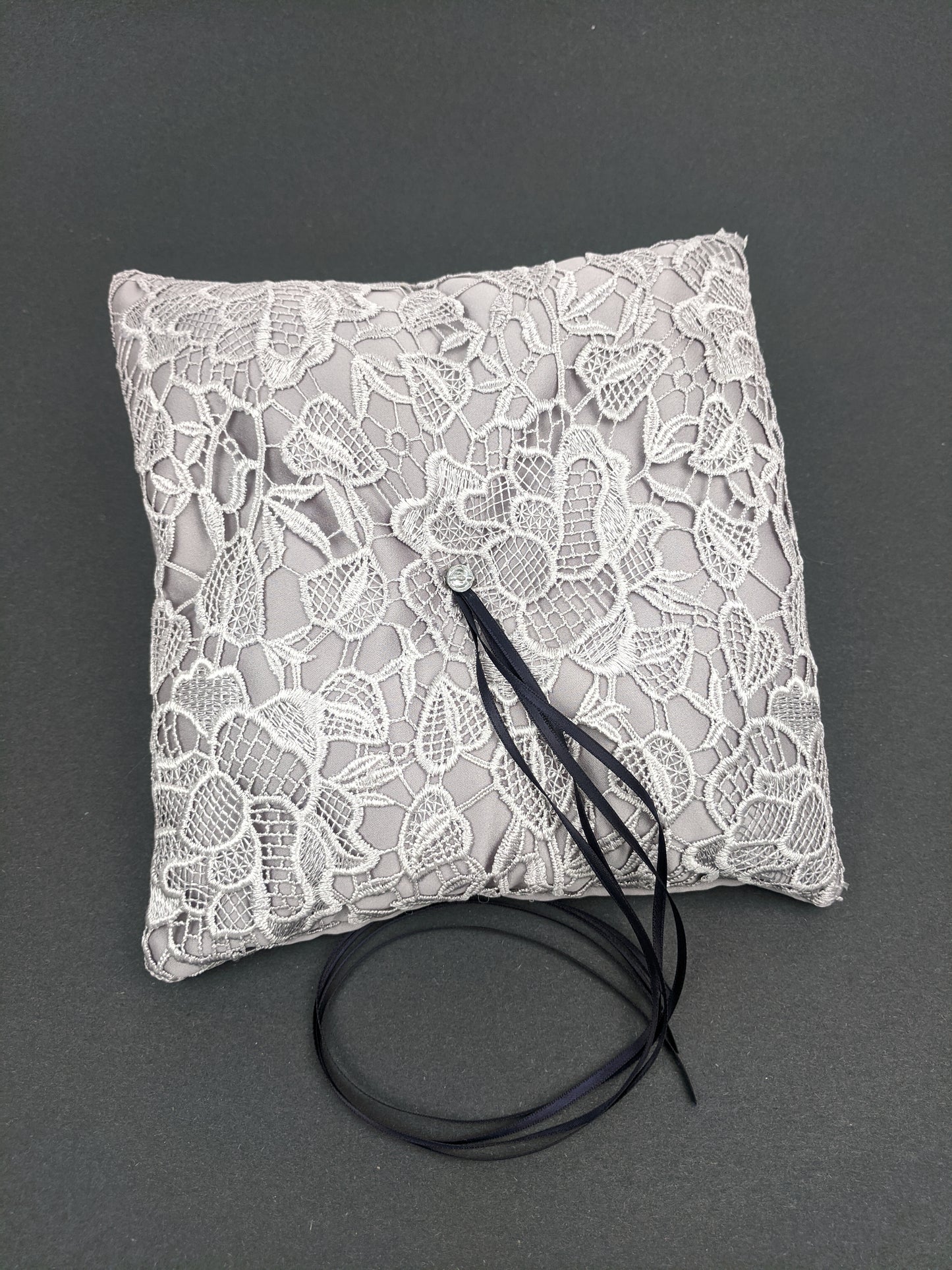 056A Coussin d'alliances en dentelle grise