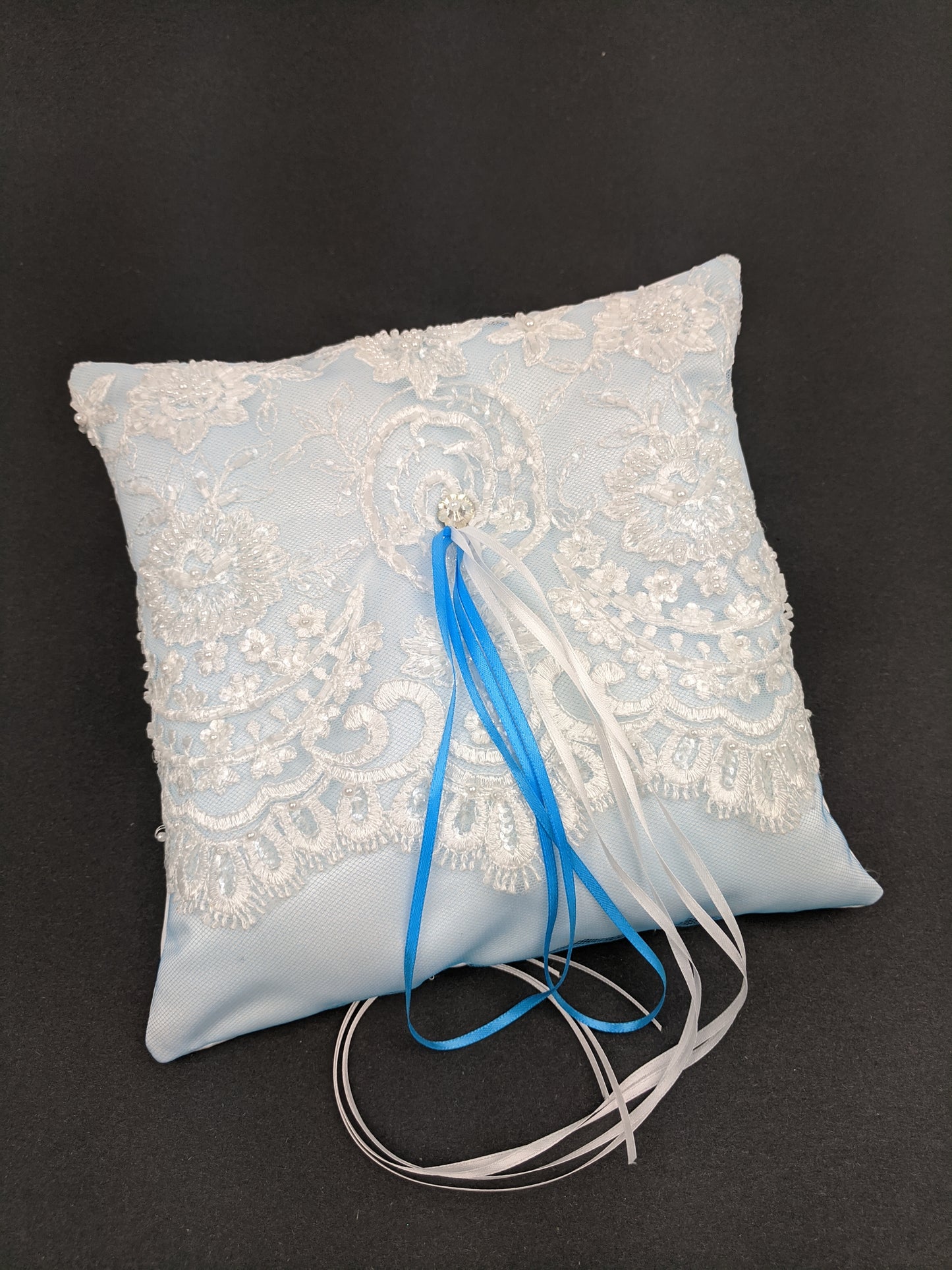 033A Coussin d'alliances en tulle bleu pâle avec dentelle