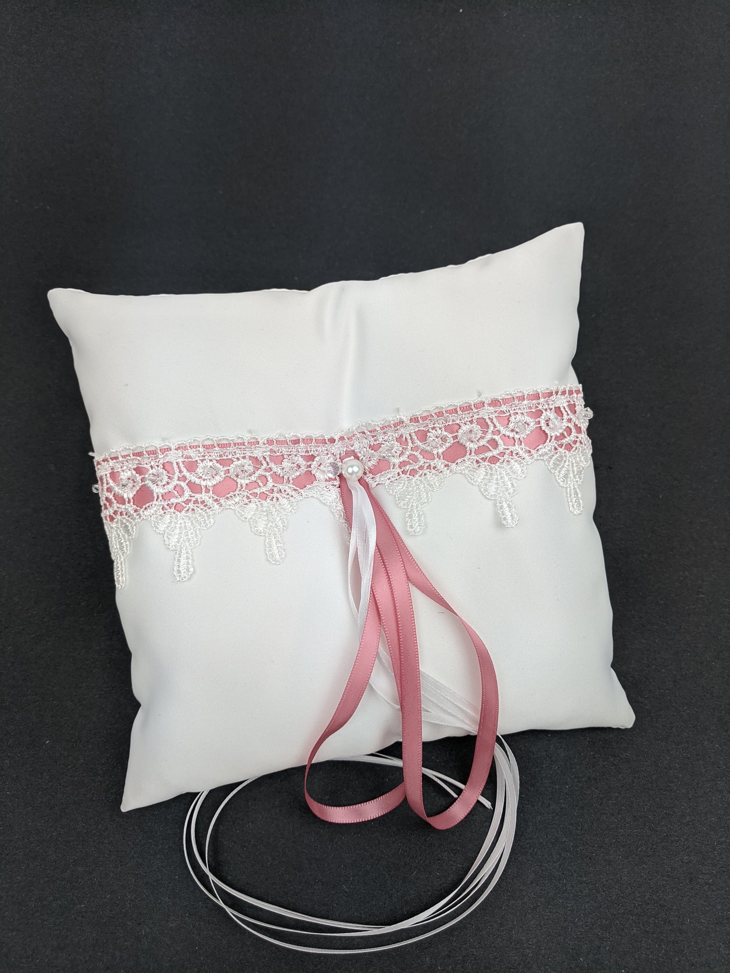 053A Coussin d'alliances blanc avec accent de vieux rose