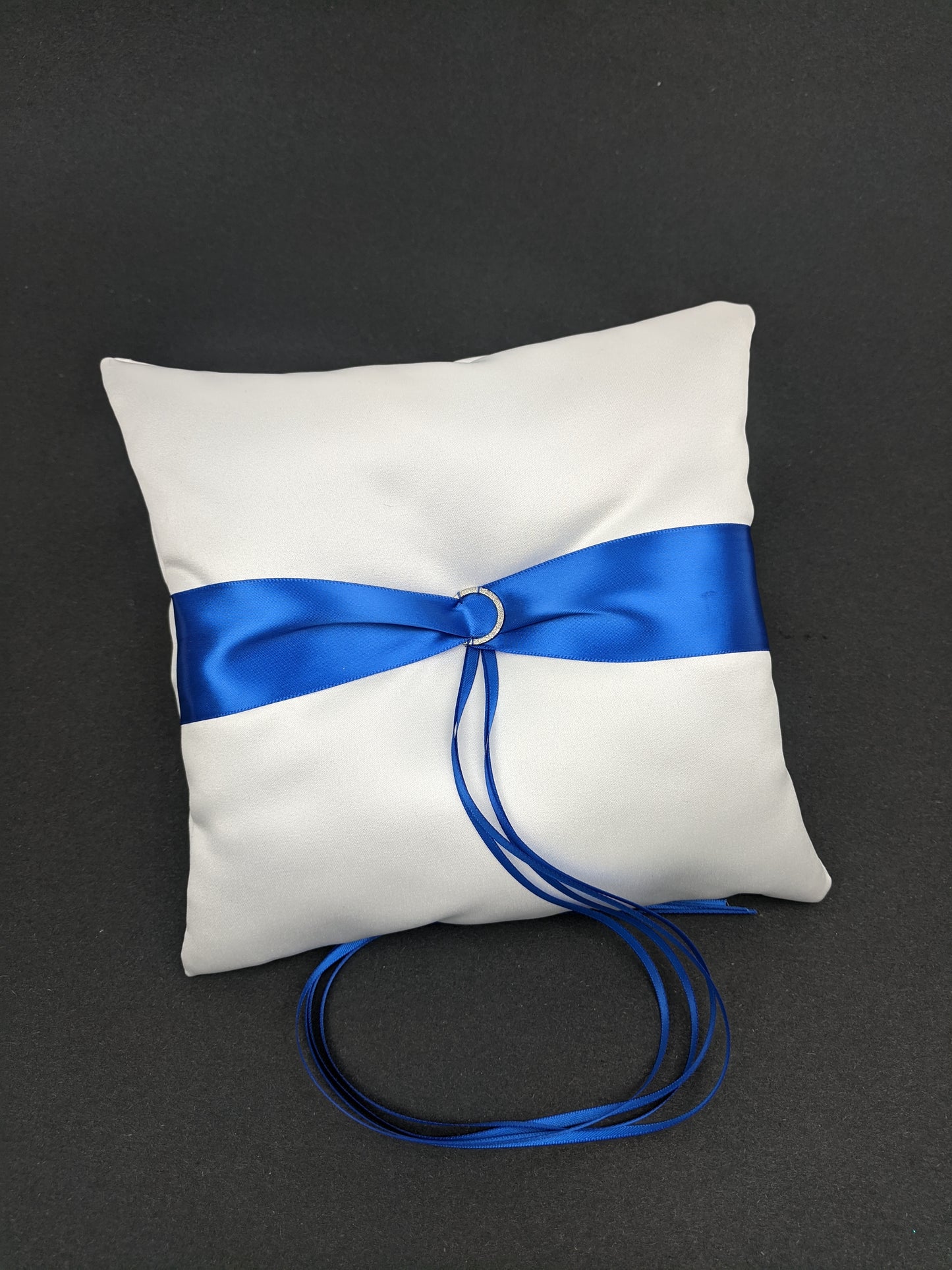 062B Coussin d'alliances blanc avec ruban bleu royal