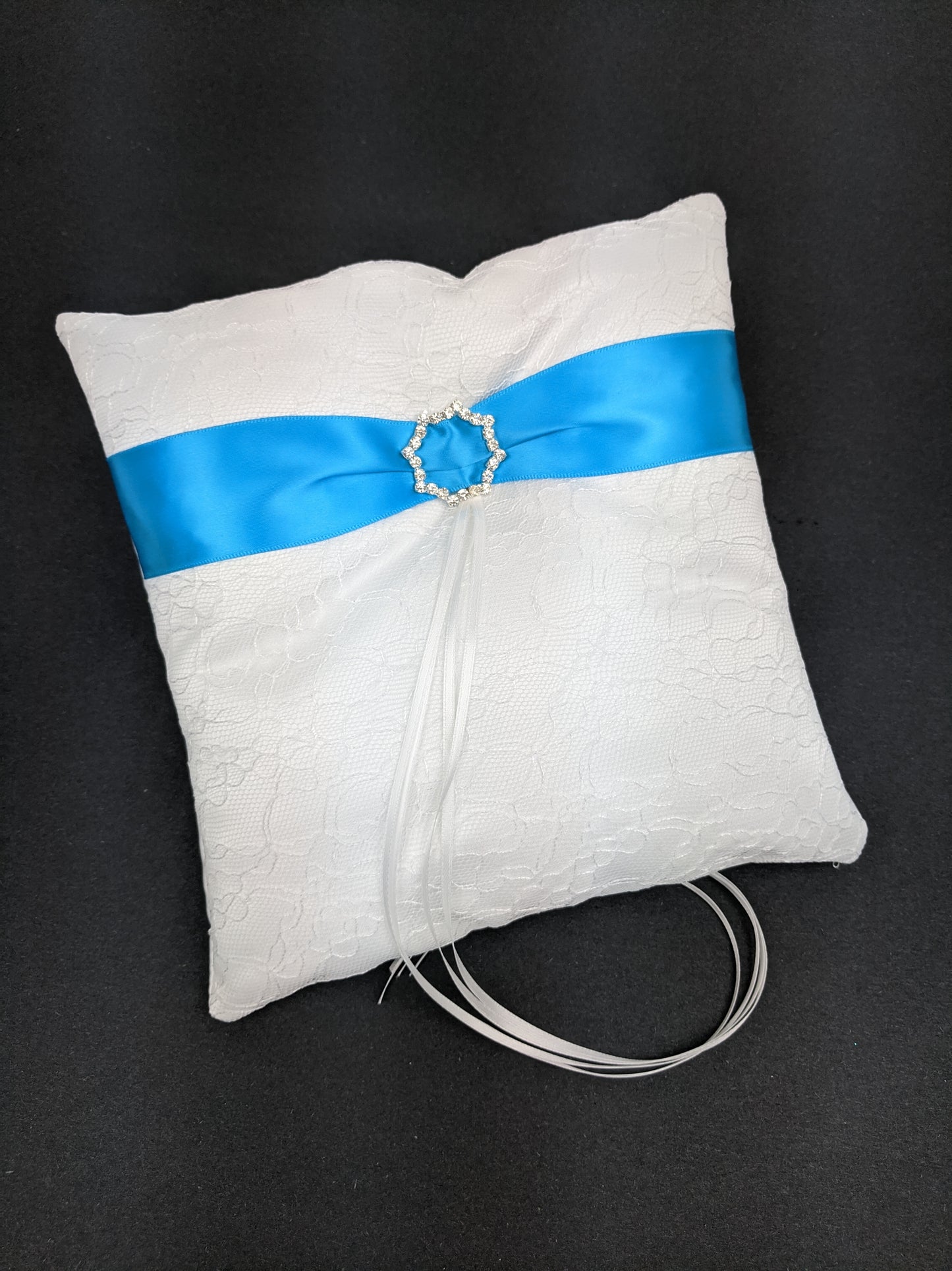 039A Coussin d'alliances blanc avec ruban bleu ciel