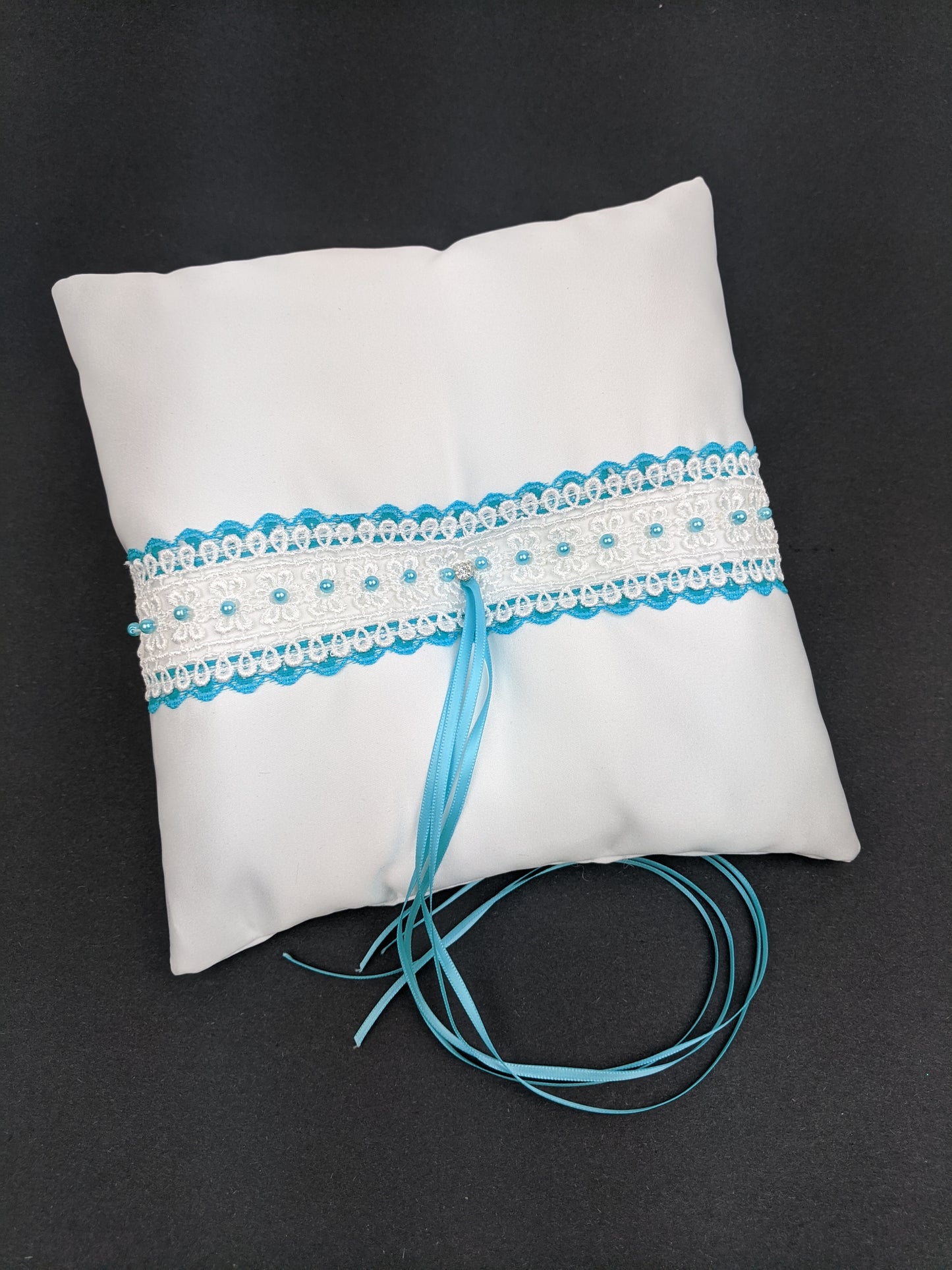 034A Coussin d'alliances blanc avec ruban turquoise