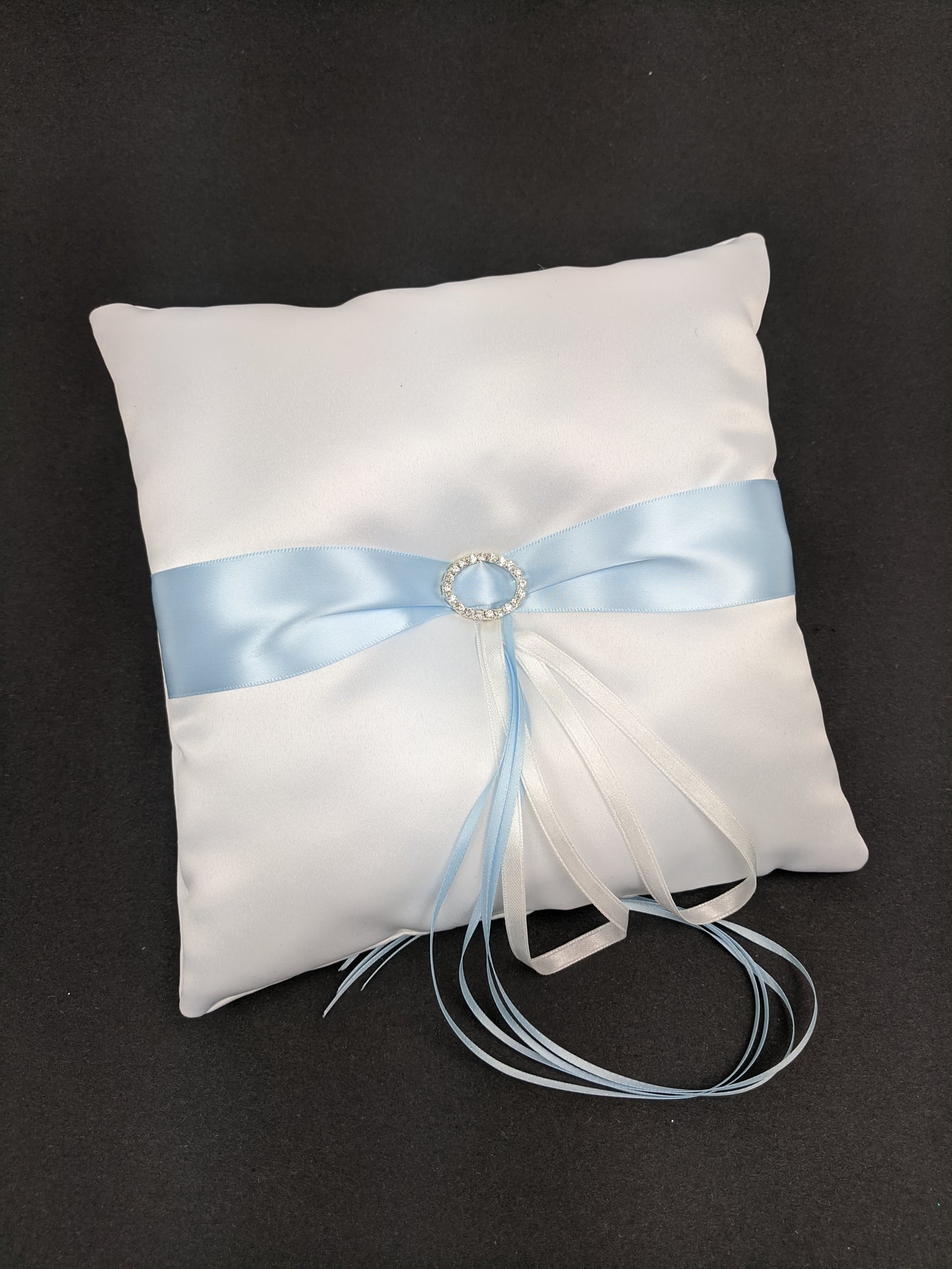 035B Coussin d'alliances blanc avec ruban bleu argenté