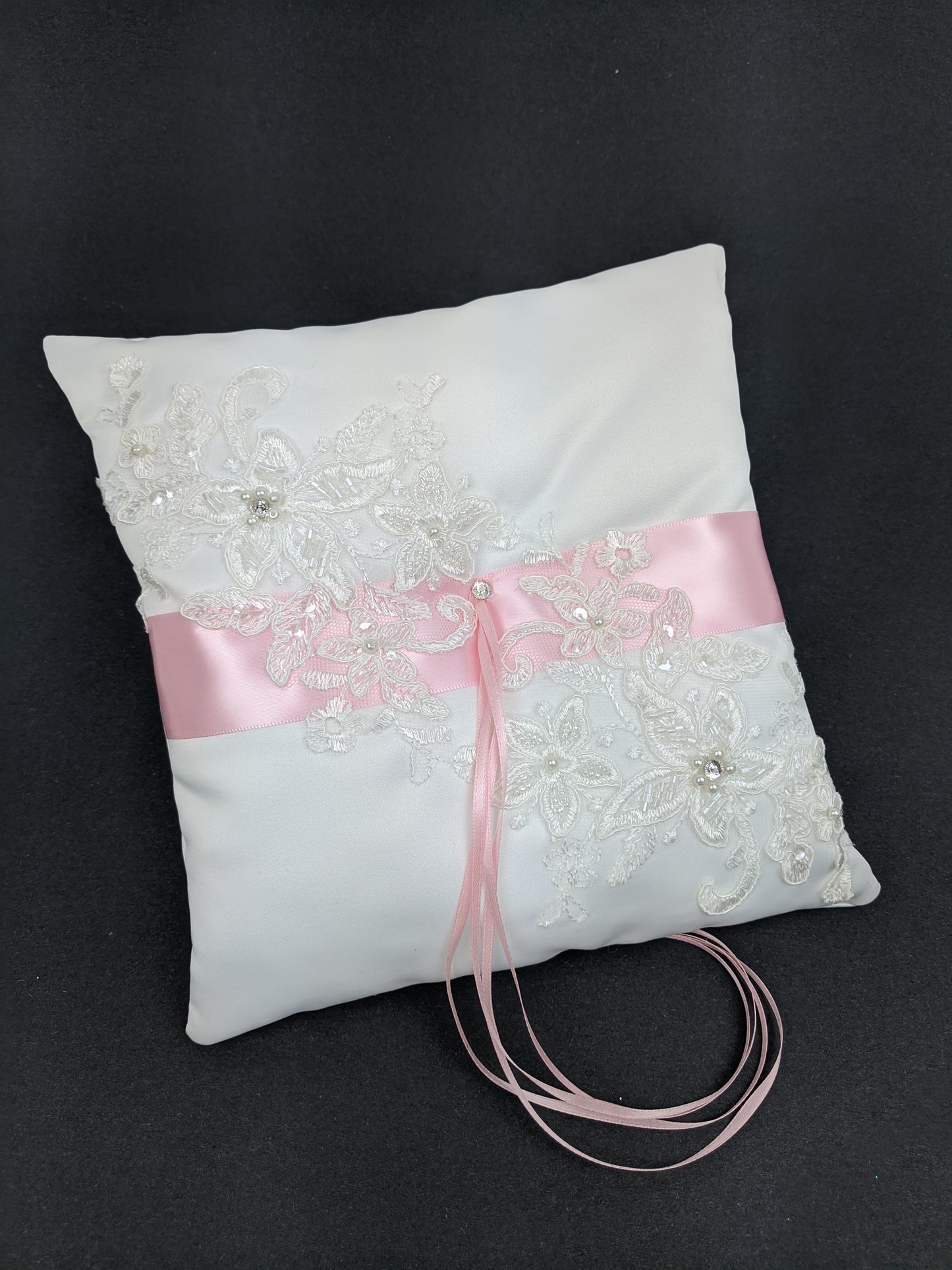 021A Coussin d'alliances rosé avec appliquée de dentelle