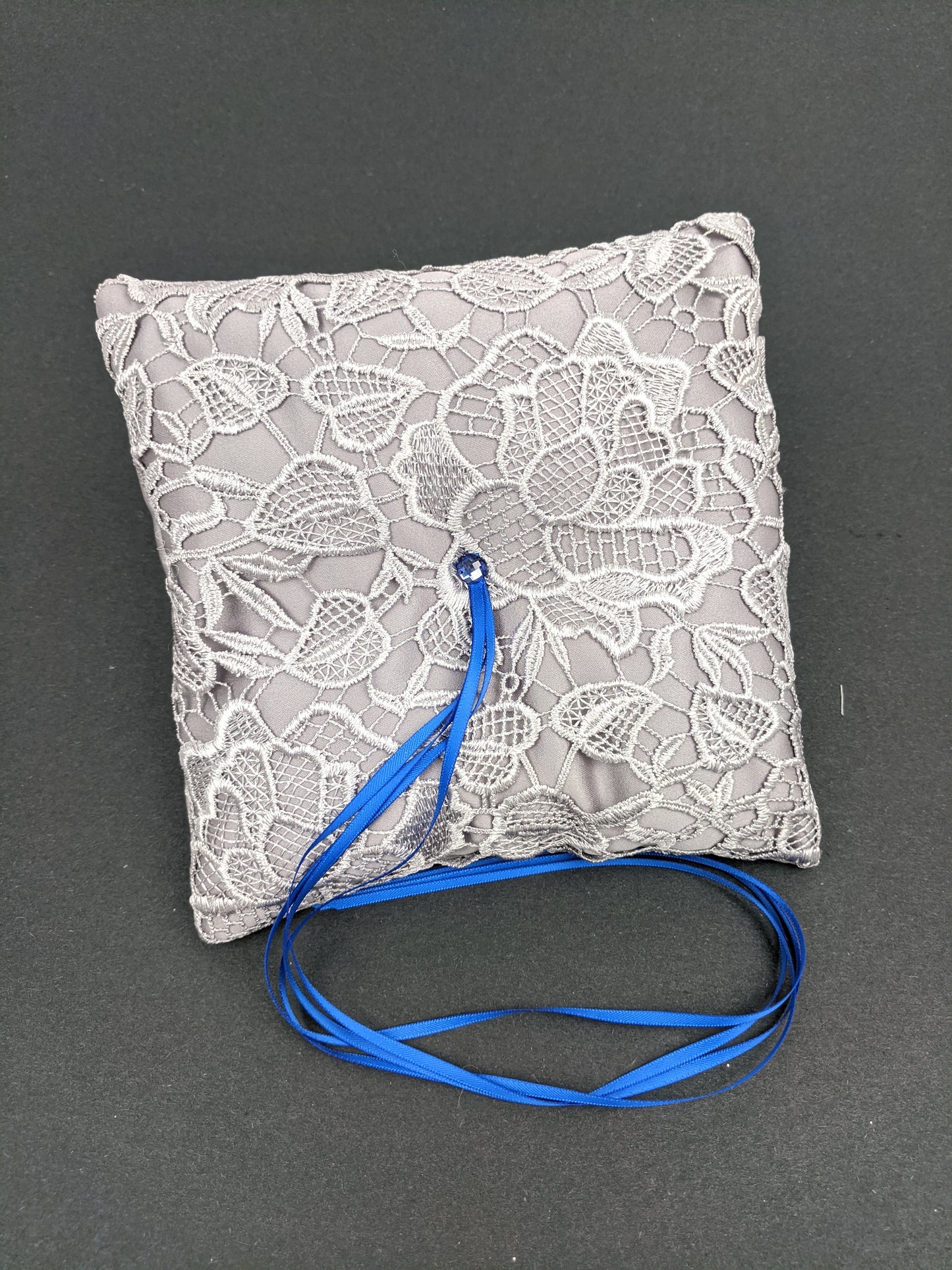 061C Coussin d'alliances en dentelle grise avec accent royal
