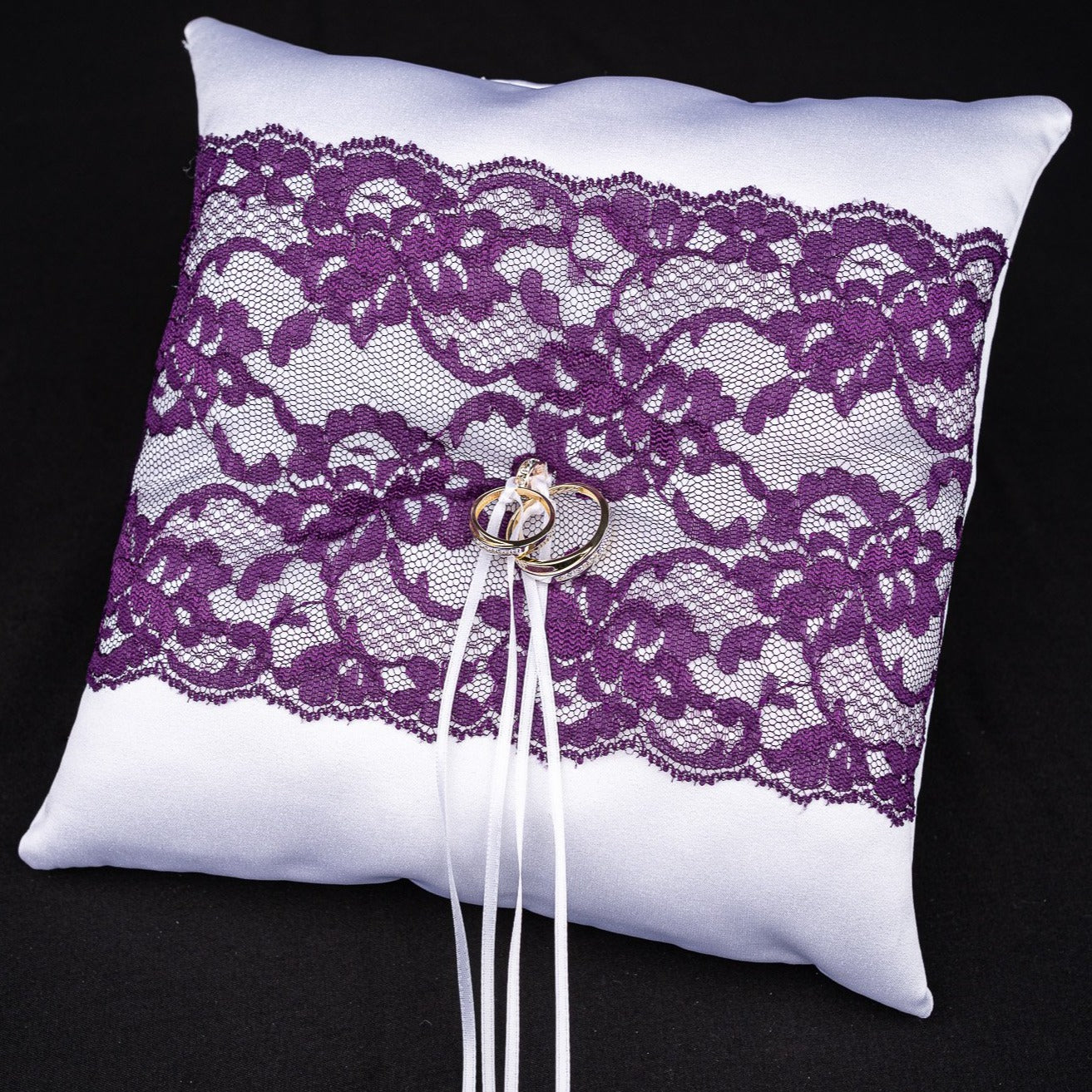 063A Coussin d'alliances blanc avec dentelle mauve