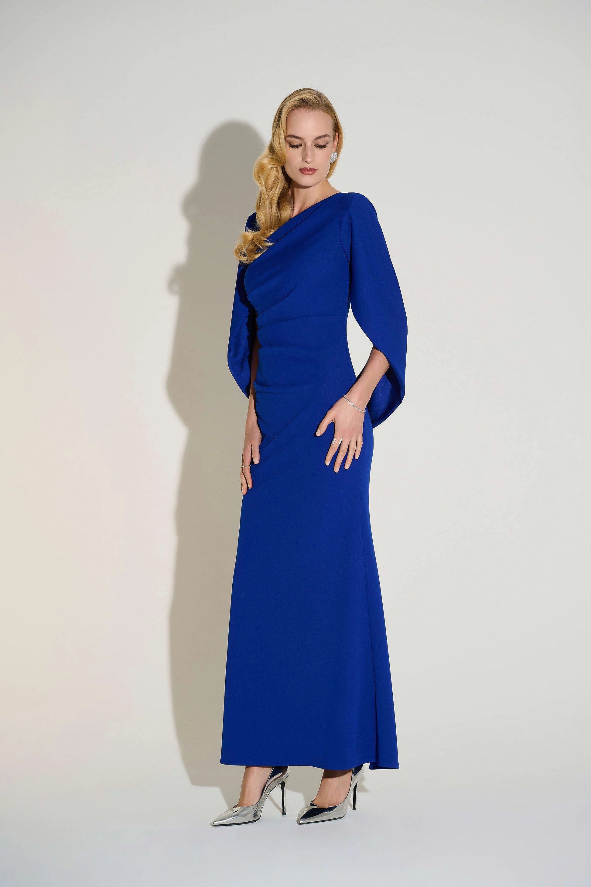 Robe longue trompette élégante avec corsage drapé, manches plissées fluides et silhouette féminine, idéale pour grandes occasions
