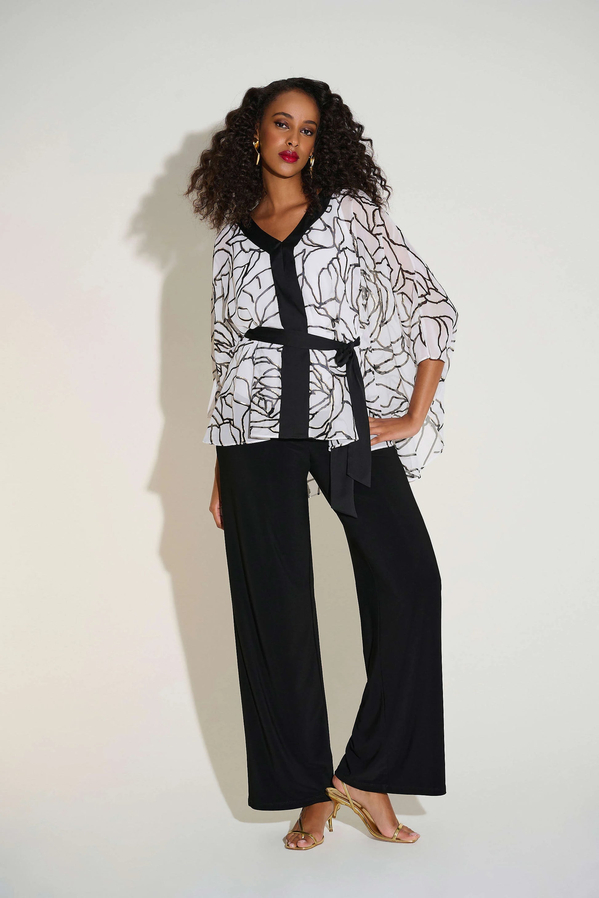 Haut en chiffon blanc crème avec imprimé de grandes roses fil doré et ceinture noire au centre