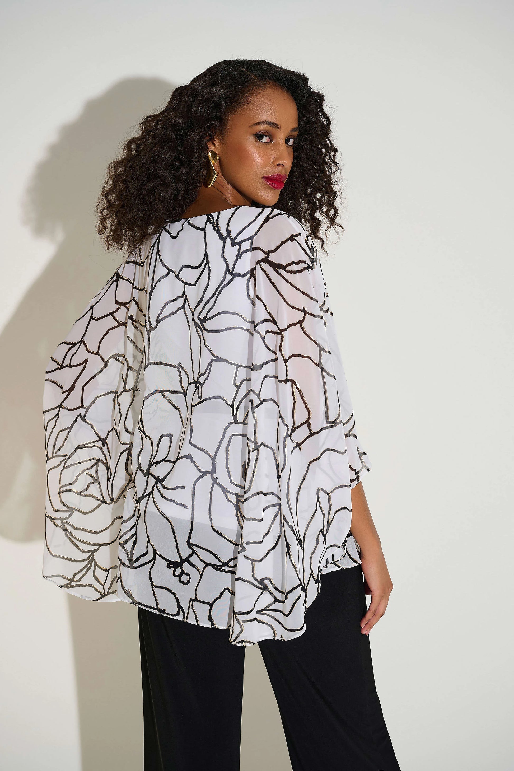 Haut en chiffon blanc crème vu de dos avec imprimé de grandes roses et fil doré