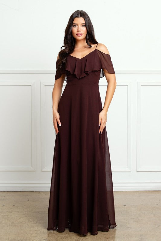 Robe longue de soirée avec décolleté en V à volants, fines bretelles et manches courtes tombantes sur les épaules, coupe fluide.
