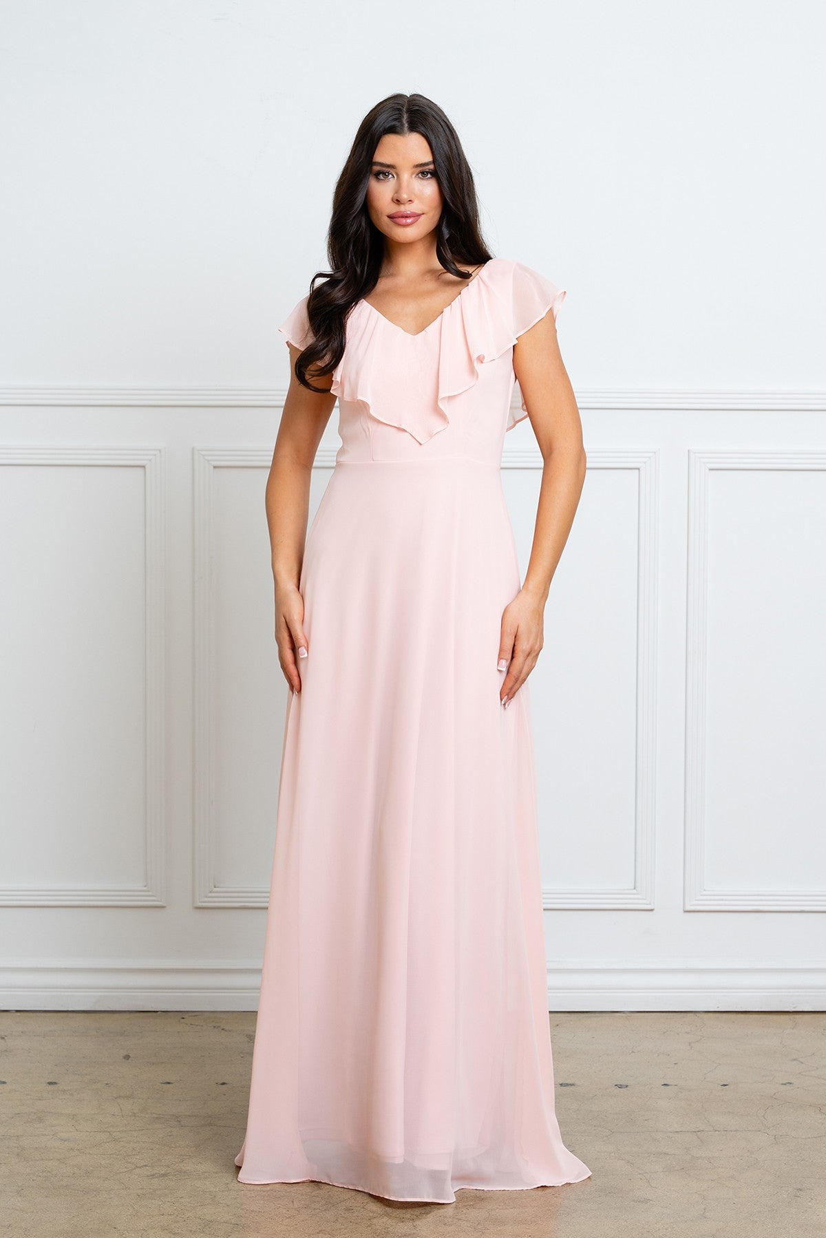 Robe longue de soirée blush avec encolure en V à volants et manches courtes fluides, vue de face.