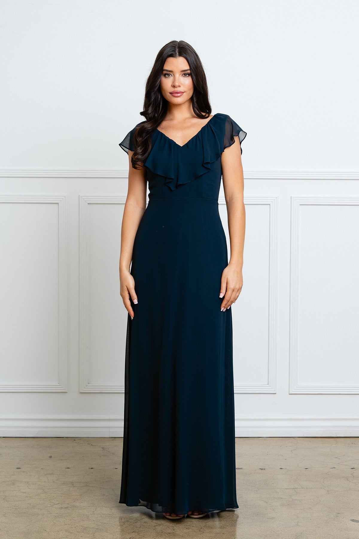 Robe longue de soirée bleu marine avec encolure en V à volants et manches courtes fluides, vue de face.