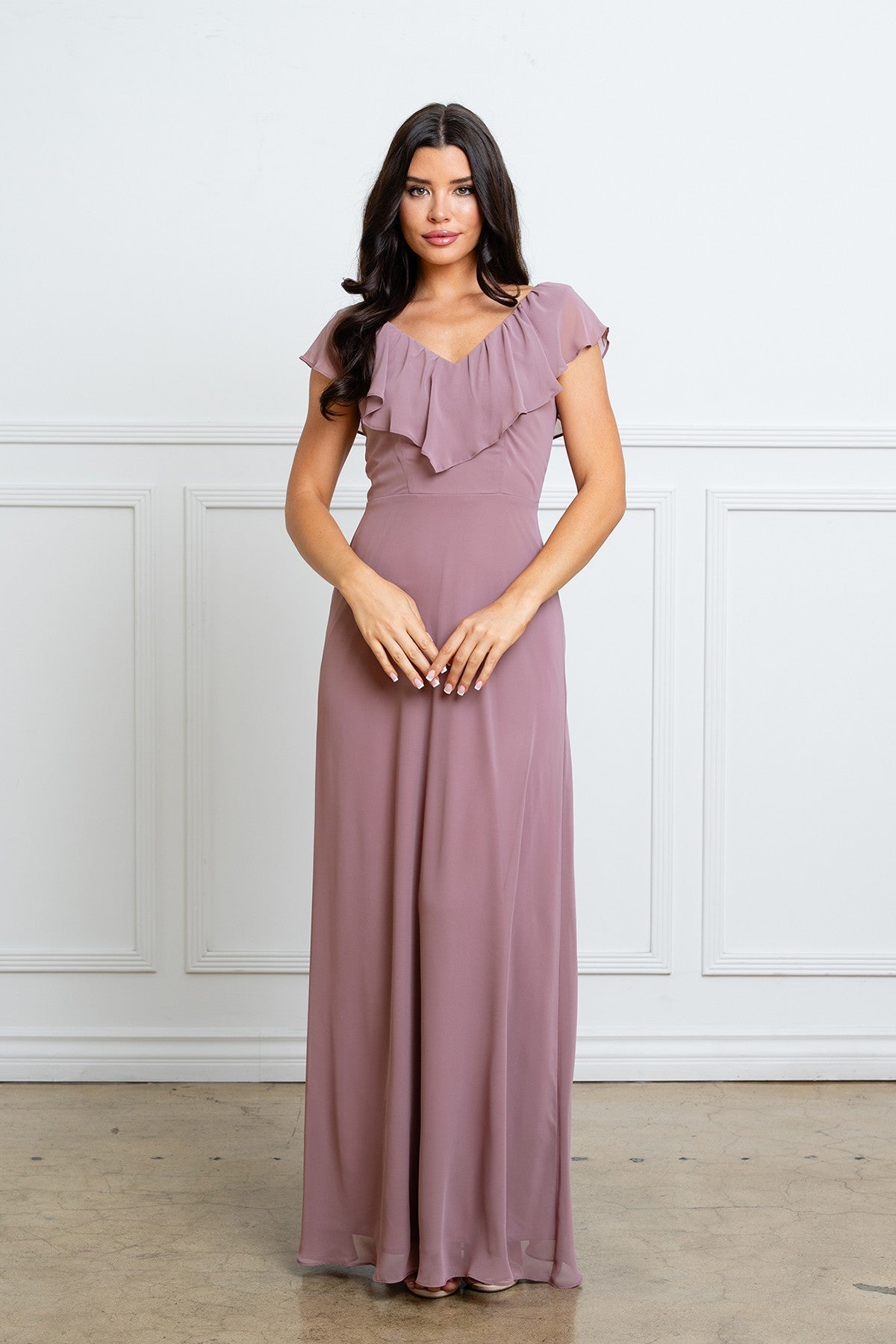 Robe longue de soirée mauve avec encolure en V à volants et manches courtes fluides, vue de face.