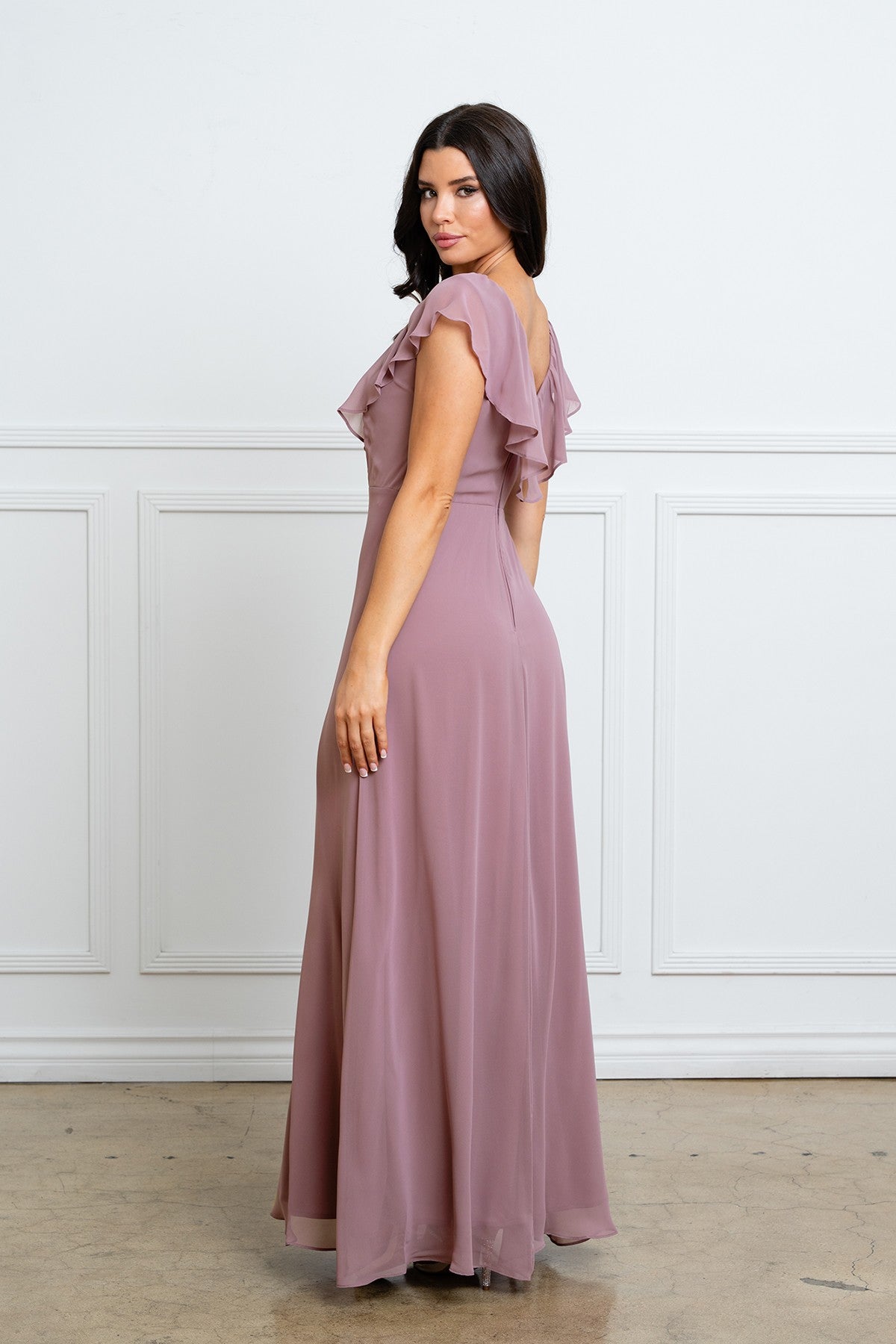 Dos de la robe longue mauve montrant la coupe ajustée à la taille et le tombé fluide du tissu en chiffon.