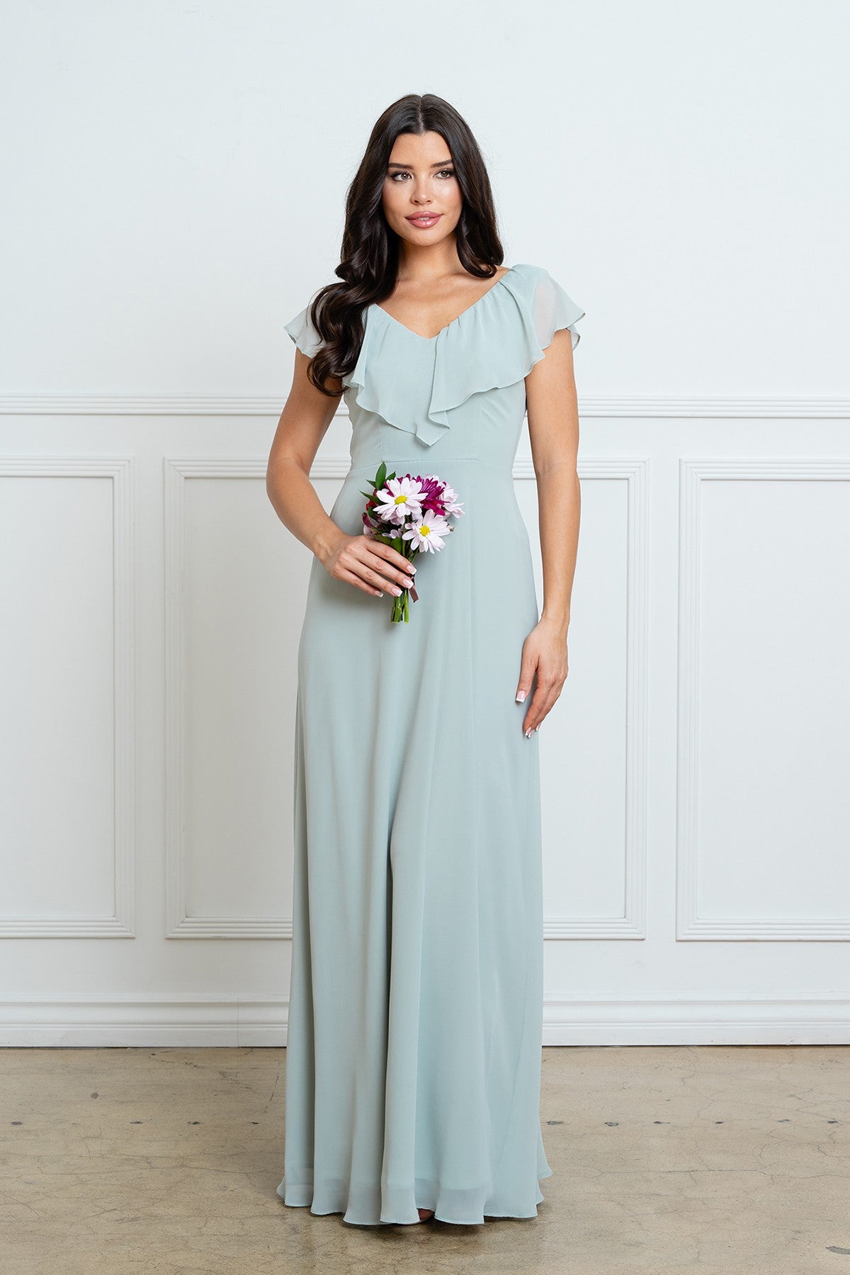 Robe longue de soirée sauge avec encolure en V à volants et manches courtes fluides, vue de face.