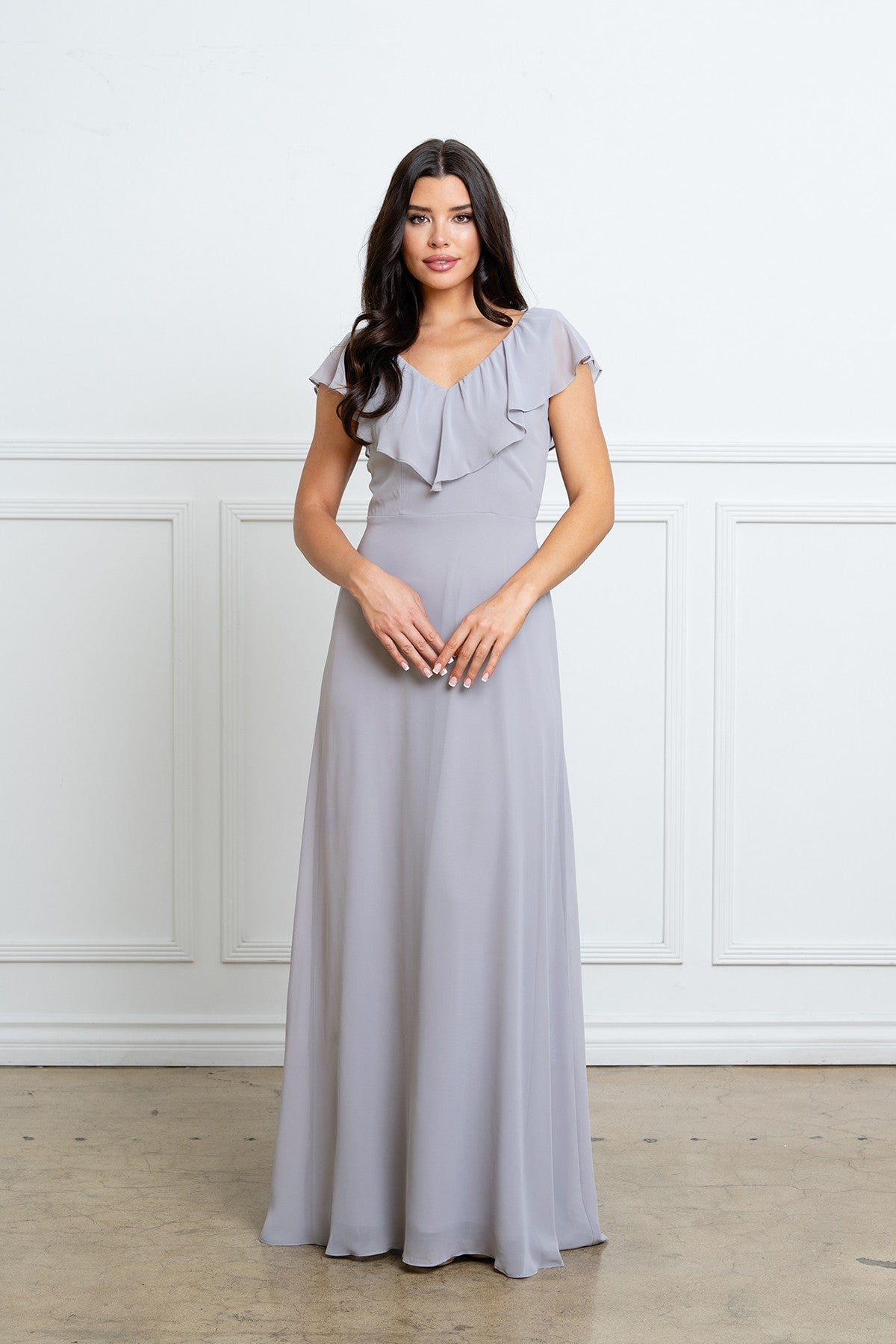 Robe longue de soirée argent avec encolure en V à volants et manches courtes fluides, vue de face.